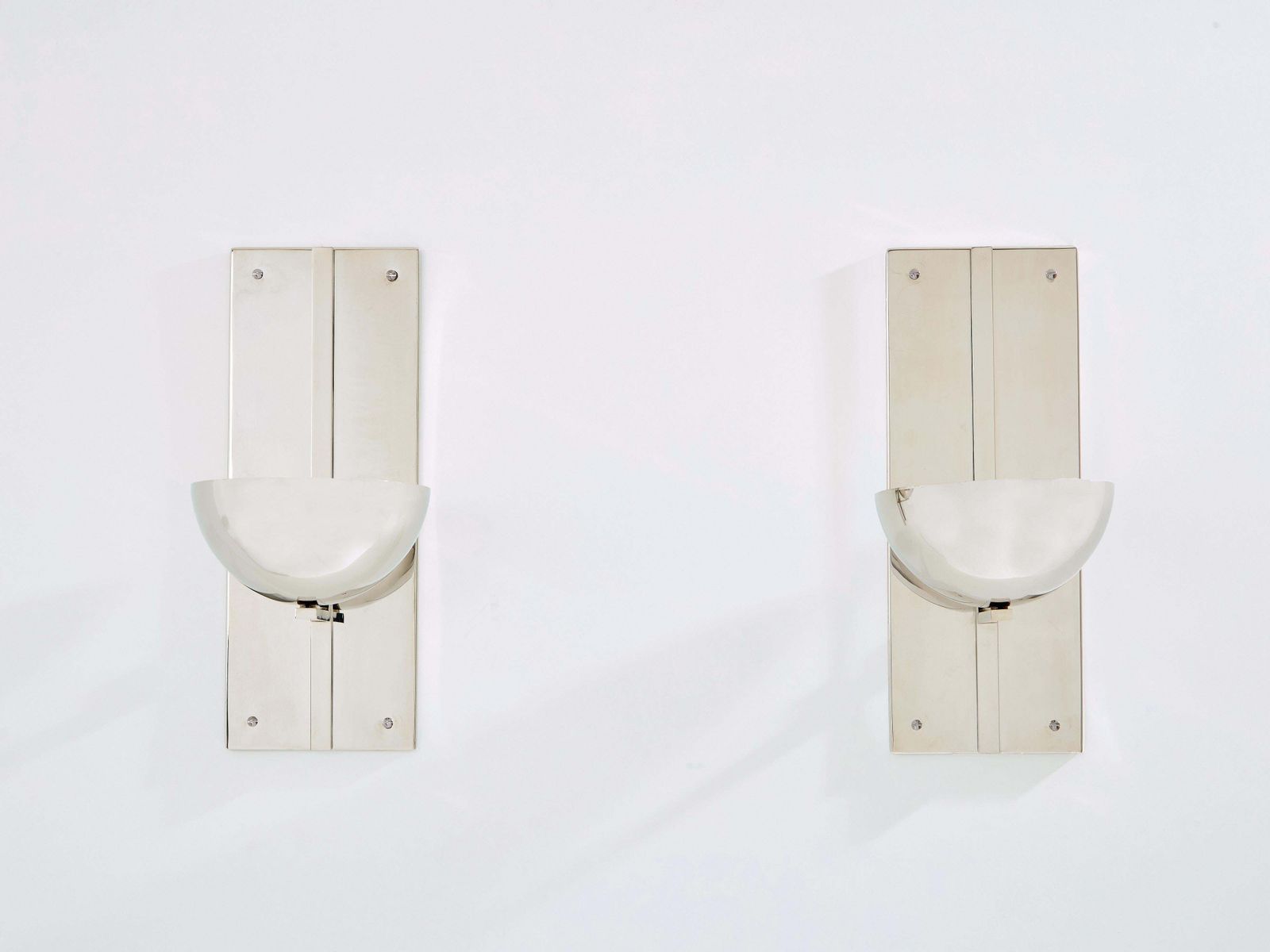 Appliques murales modernistes en acier nickelé, par Claude Parent, 1992 photo Luminaires