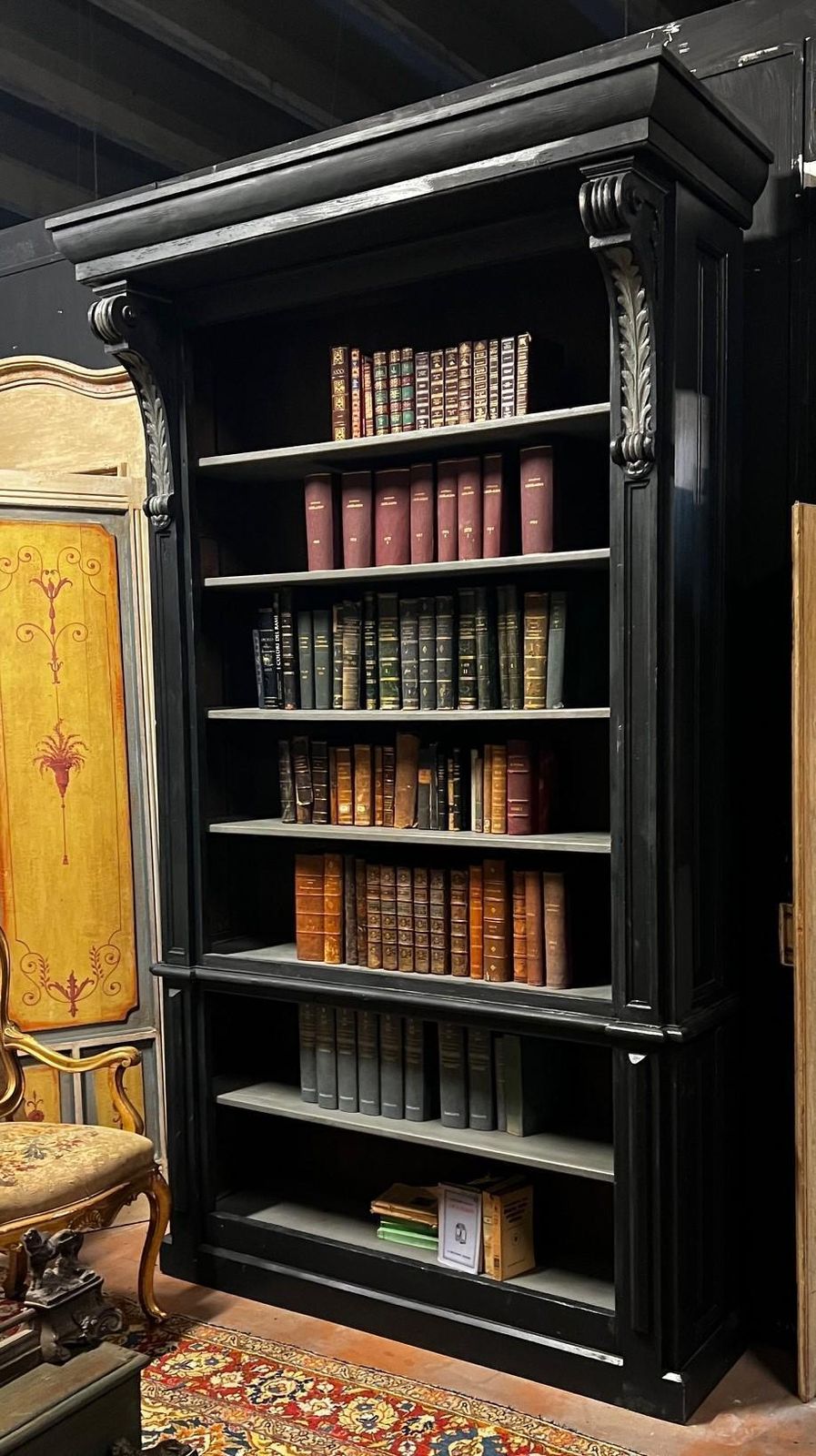 N.3 Librerie Laccate Nero E Grigio Con Colonne Scolpite, Italia photo Furniture