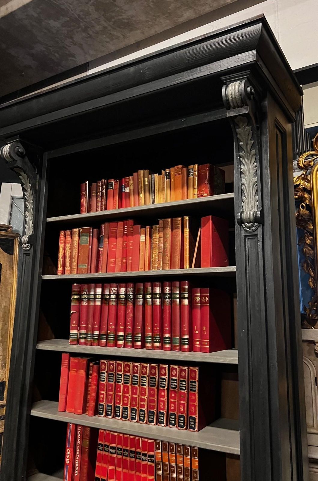 photo furniture N.3 Librerie Laccate Nero E Grigio Con Colonne Scolpite, Italia