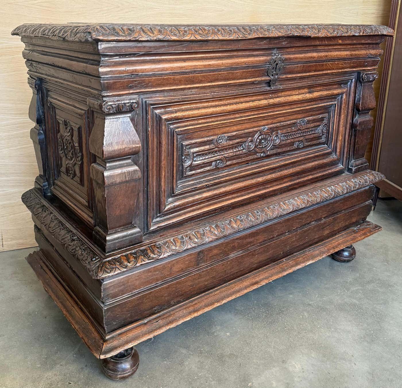 Coffre baroque espagnol du XVIIIe siècle, sculpté à la main, pouvant servir de console photo furniture