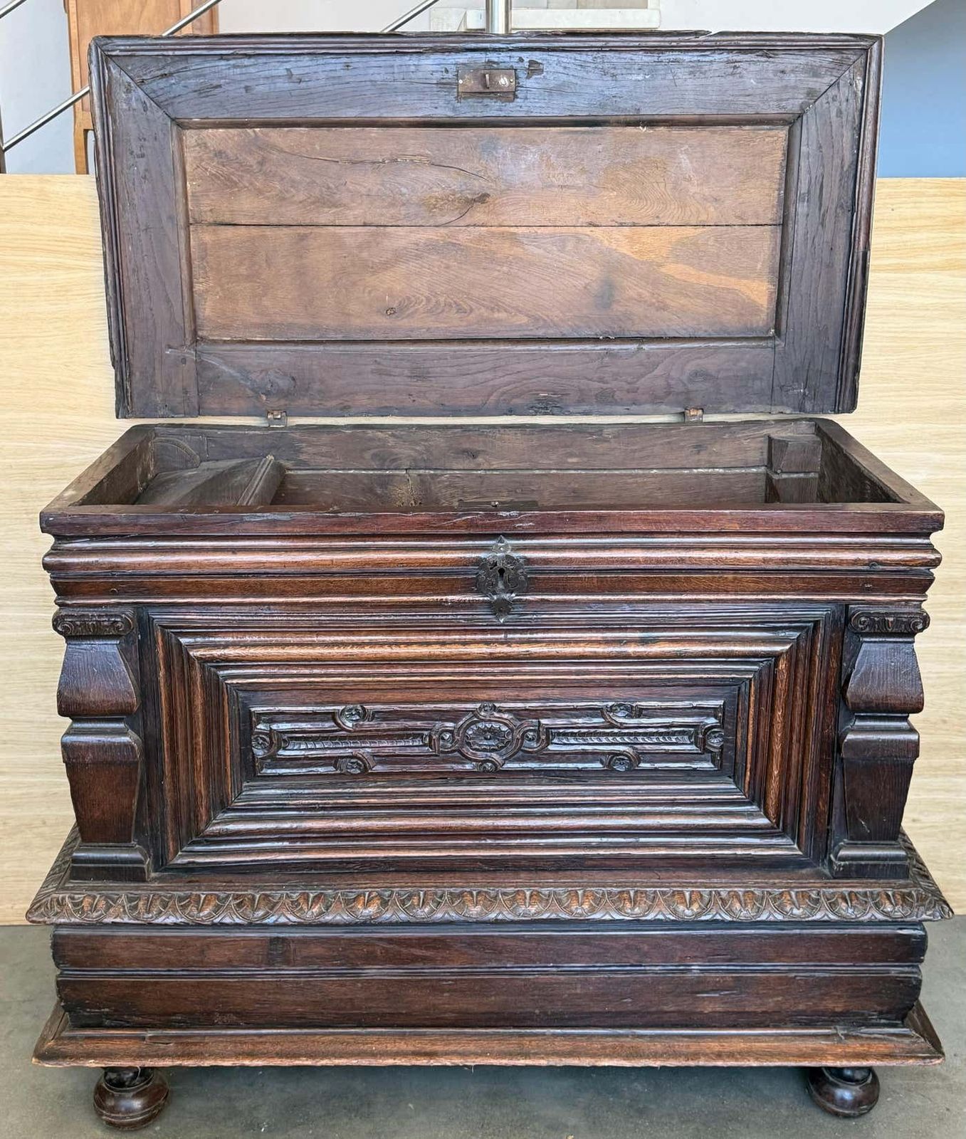 Coffre baroque espagnol du XVIIIe siècle, sculpté à la main, pouvant servir de console photo vinterior