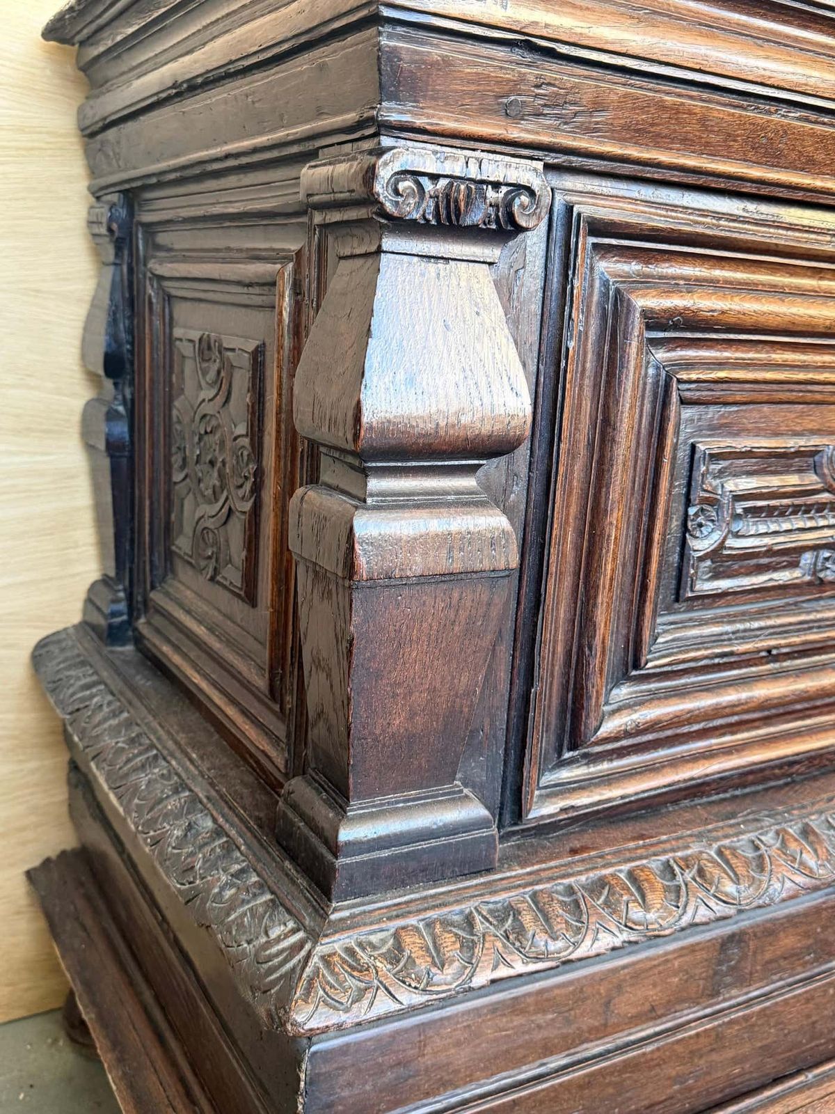 photo for sale Coffre baroque espagnol du XVIIIe siècle, sculpté à la main, pouvant servir de console
