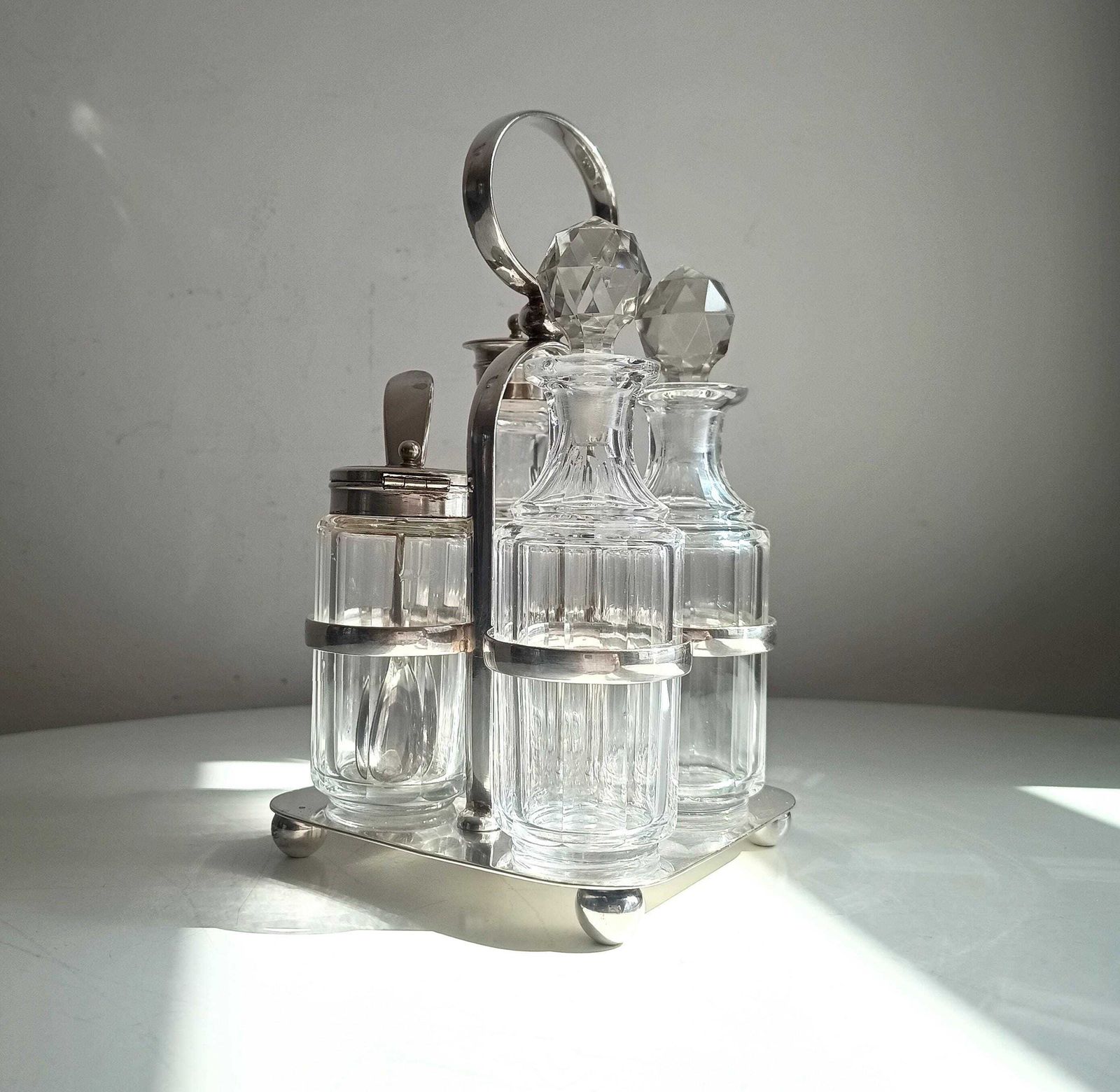 Georgian Style Silver Plate Cruet Stand & 4 Cut Glass Condiment Bottles, England photo vinterior