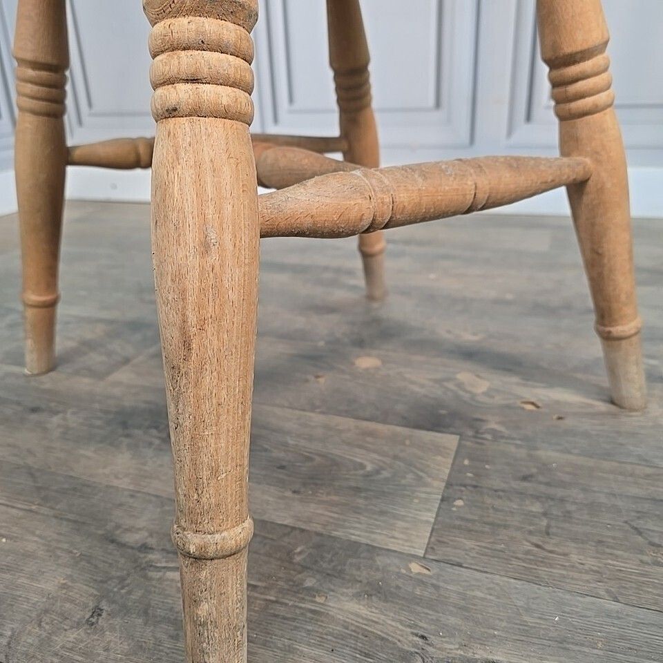 photo vintage Antique Wooden Farmhouse Chairs   Victorian Style Turned Country Windsor  Solid