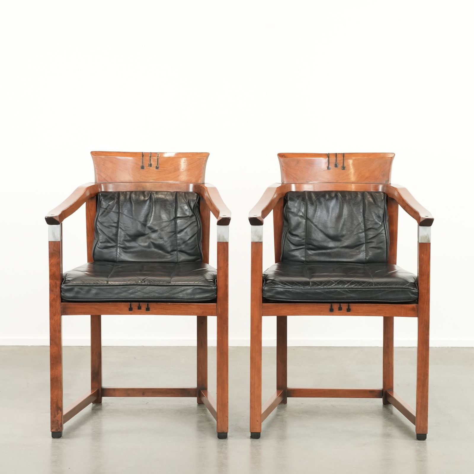 Set Van 2 Art Deco Eetkamerstoelen / Gelegenheidsstoelen Met Armleuningen – Zwart Leer – Schuitema Decoforma Serie