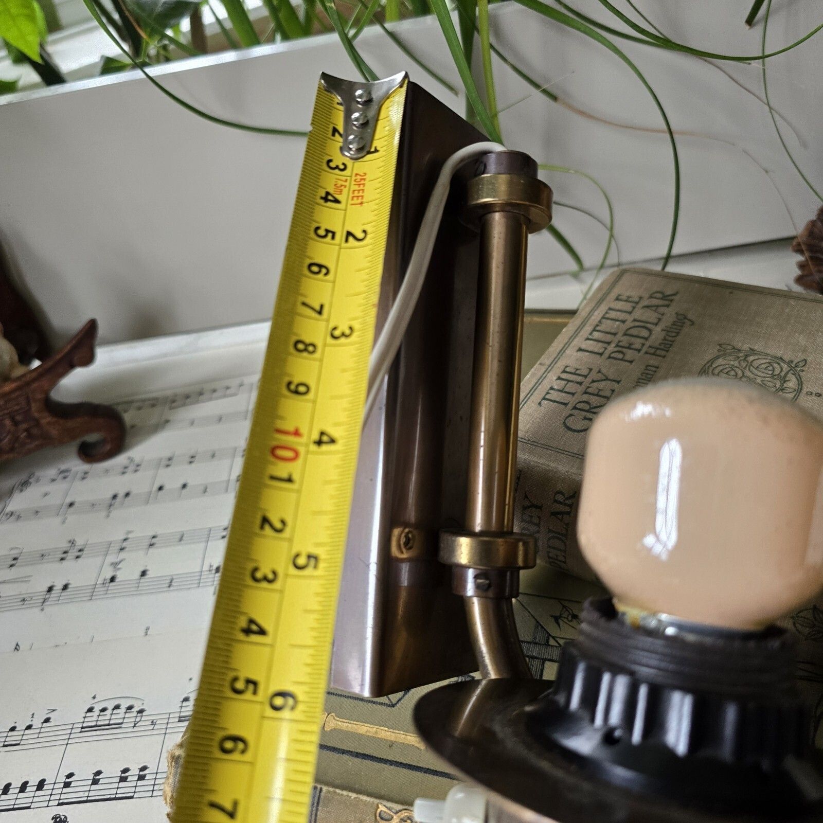 photo vintage Vintage Articulated Swing Arm Lamp Wall Sconce Light Ornate Antique Brass Cottag