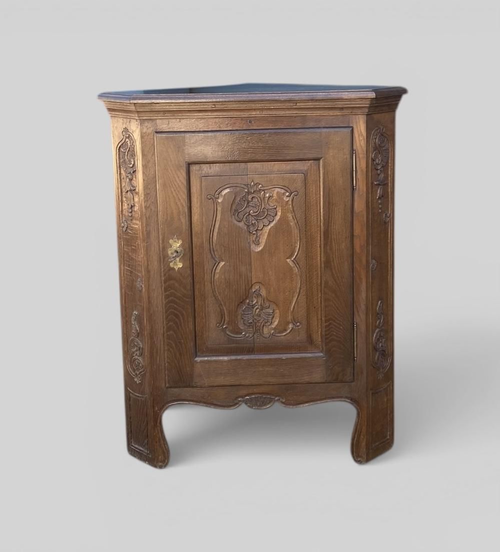 Late 19th Century French Oak Provincial Corner Cupboard photo vinterior