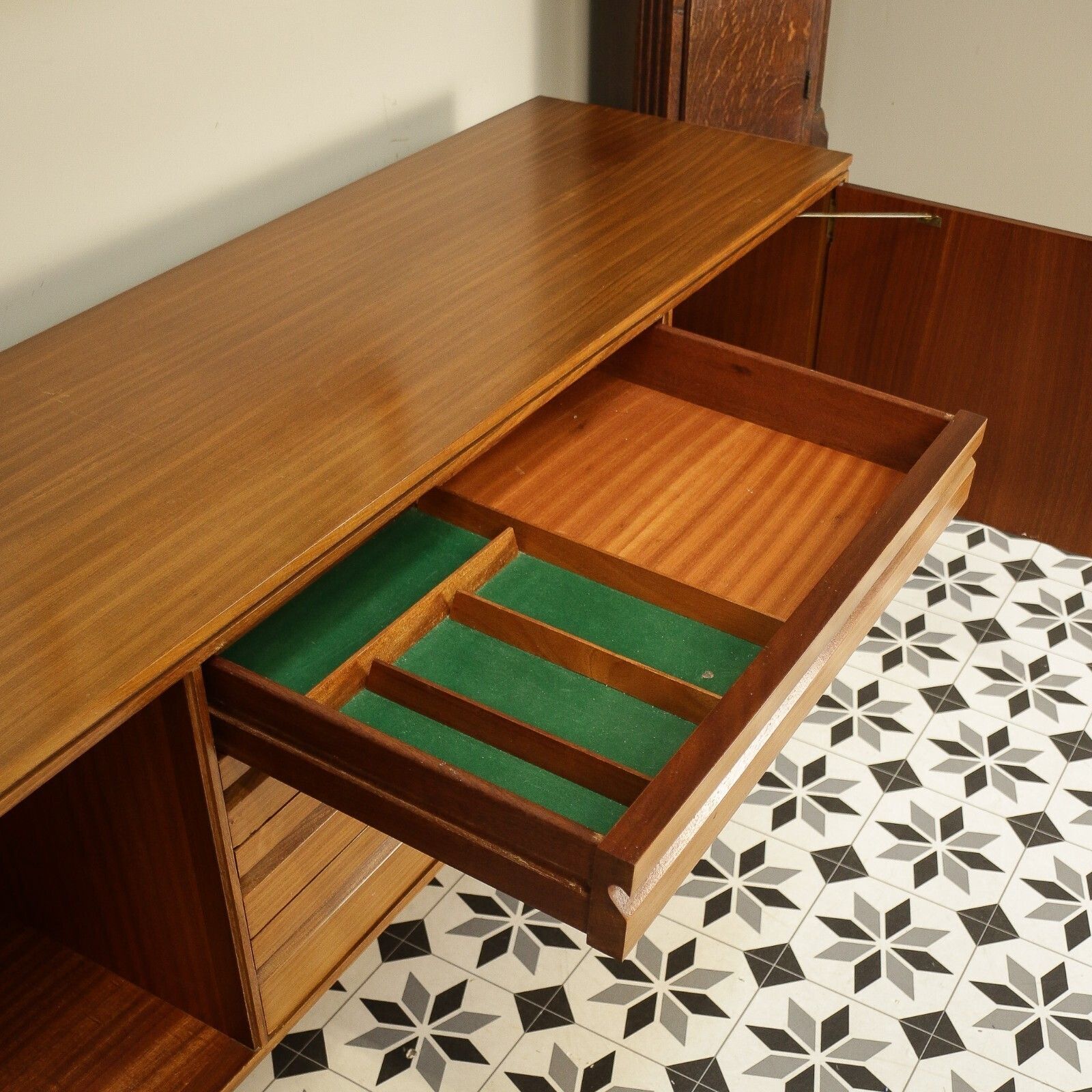 photo vinterior White And Newton Teak Mid Century Sideboard