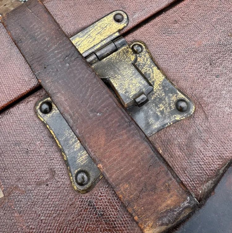 photo vinterior Early 20th Century Campaign Military Chest / Travel Trunk Pukka Luggage With Harrods Label