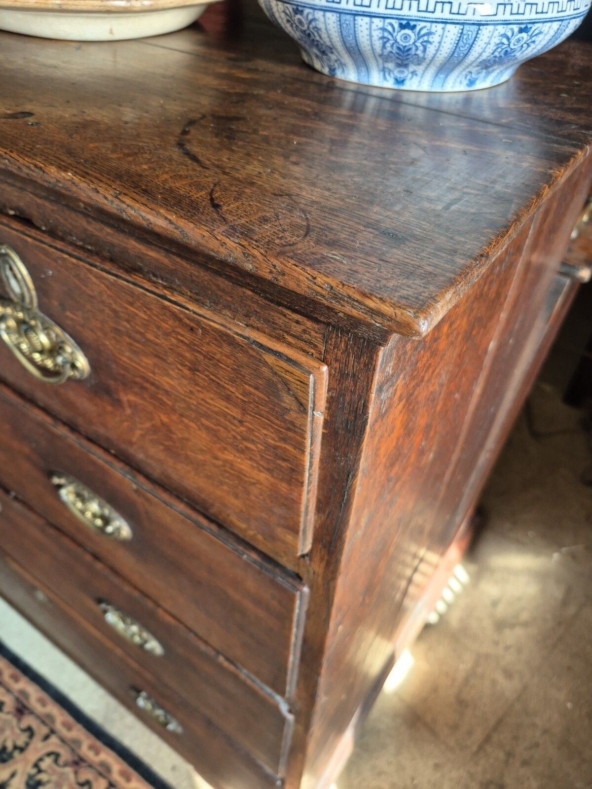 A Very Pretty Period Character 18th Century Oak Country House Chest Of Drawers photo vintage