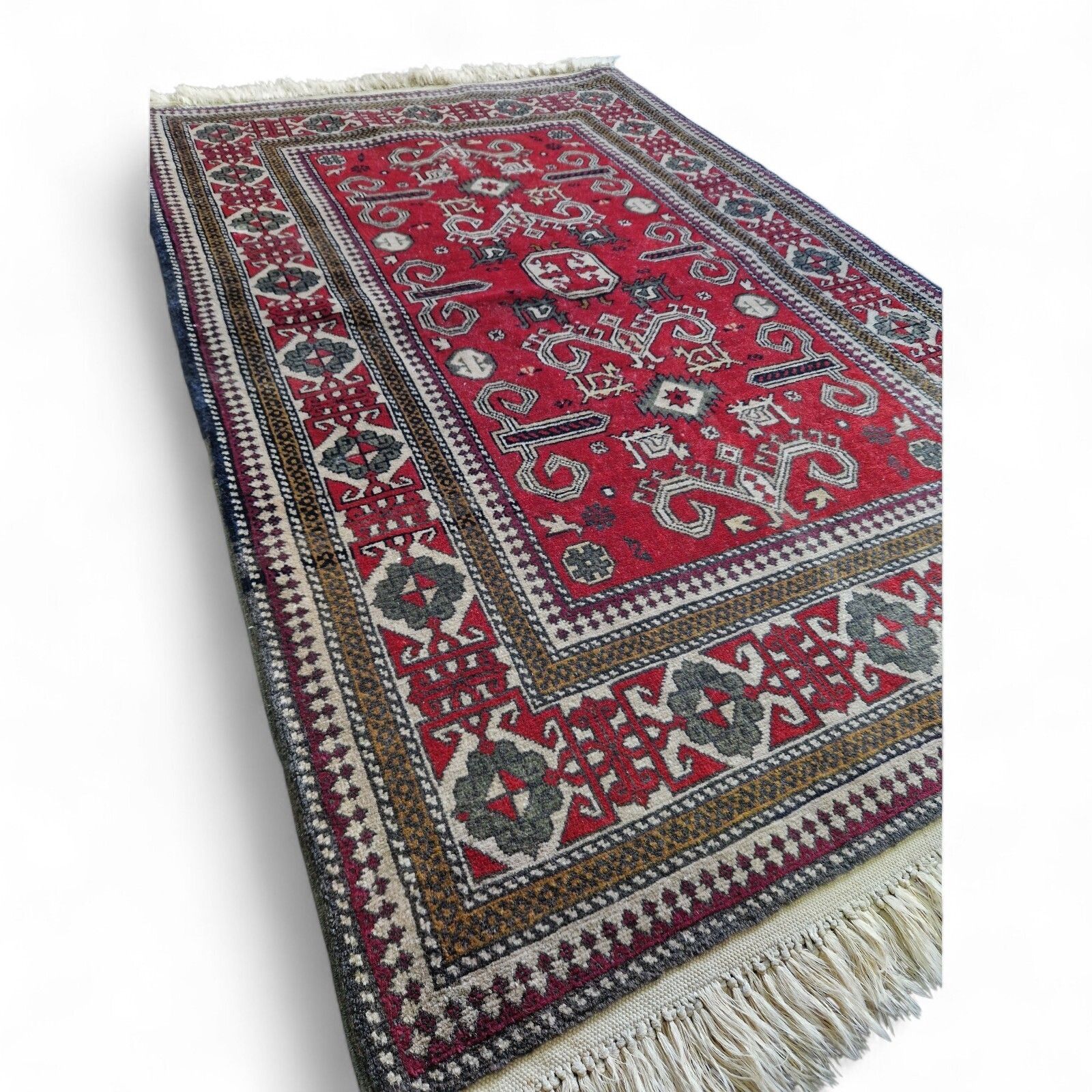 photo furniture Traditional Red Rug Geometric Floral Pattern Wool Carpet With Fringe 136cm