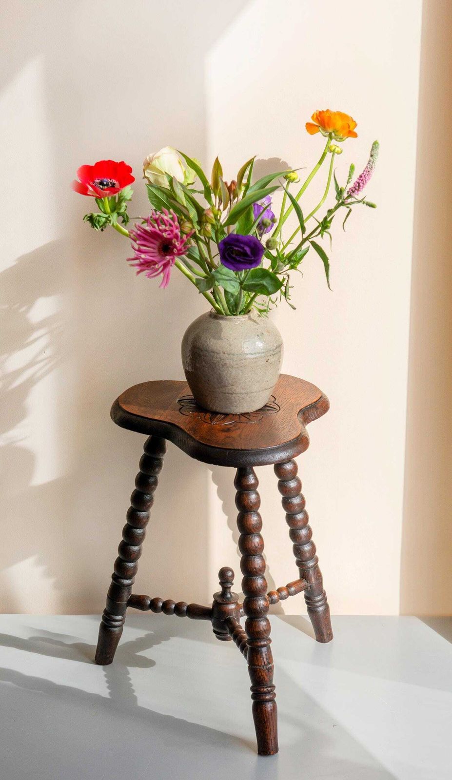 Antieke Eiken Kruk   Klaverbladvormig Zitting   Gedraaide Spilpoten   Folk Art Bijzettafel, 19e Eeuw photo furniture