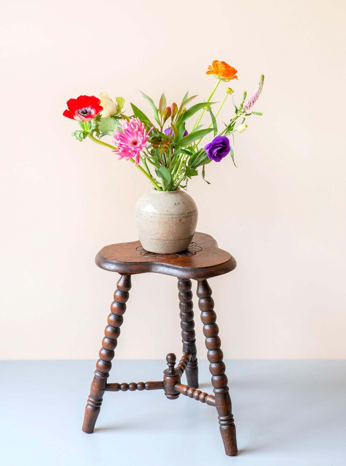 Antieke Eiken Kruk   Klaverbladvormig Zitting   Gedraaide Spilpoten   Folk Art Bijzettafel, 19e Eeuw photo 317.0