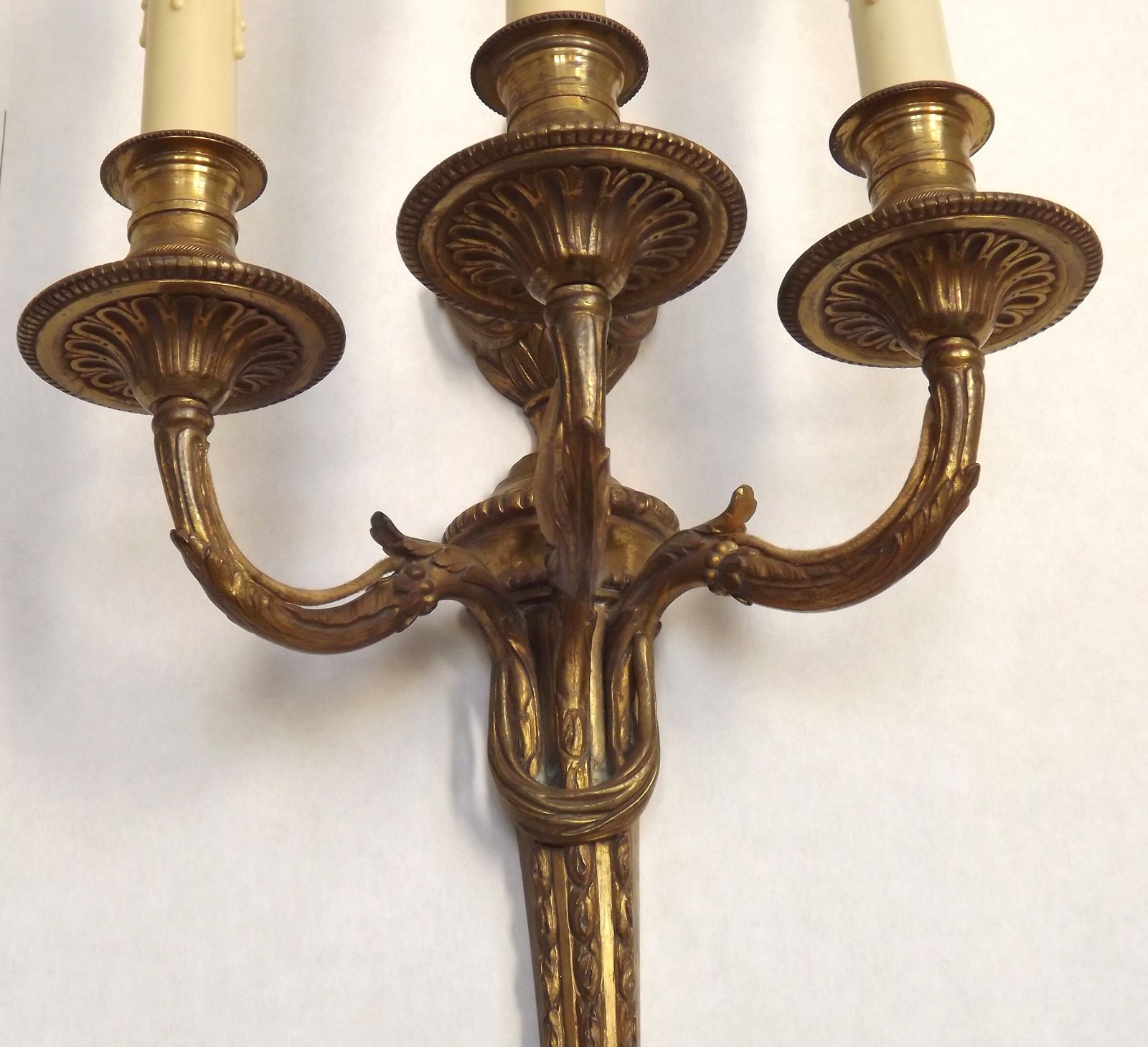 Paire d'appliques murales triples d'époque, bronze français, décor d'urne et guirlandes photo Luminaires