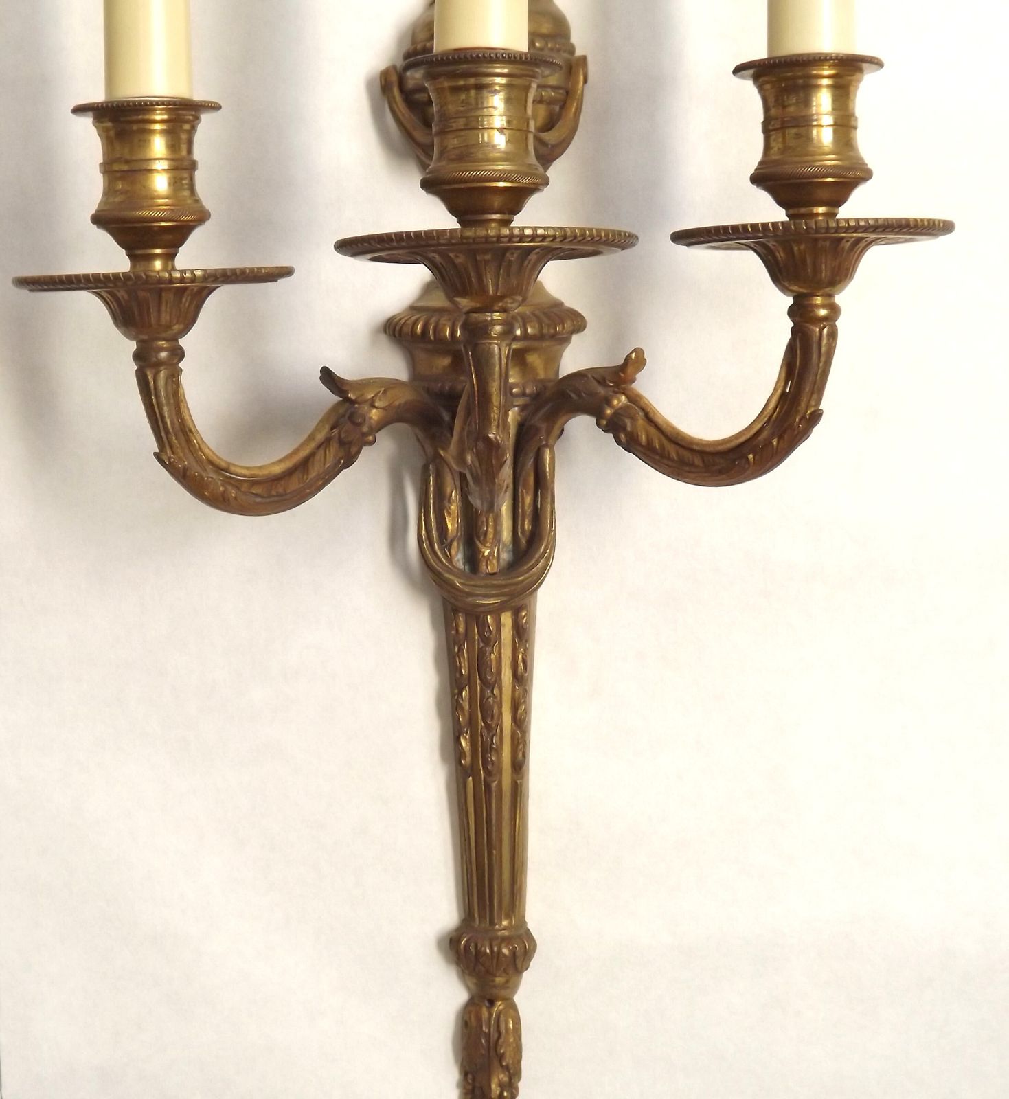 photo vintage Paire d'appliques murales triples d'époque, bronze français, décor d'urne et guirlandes