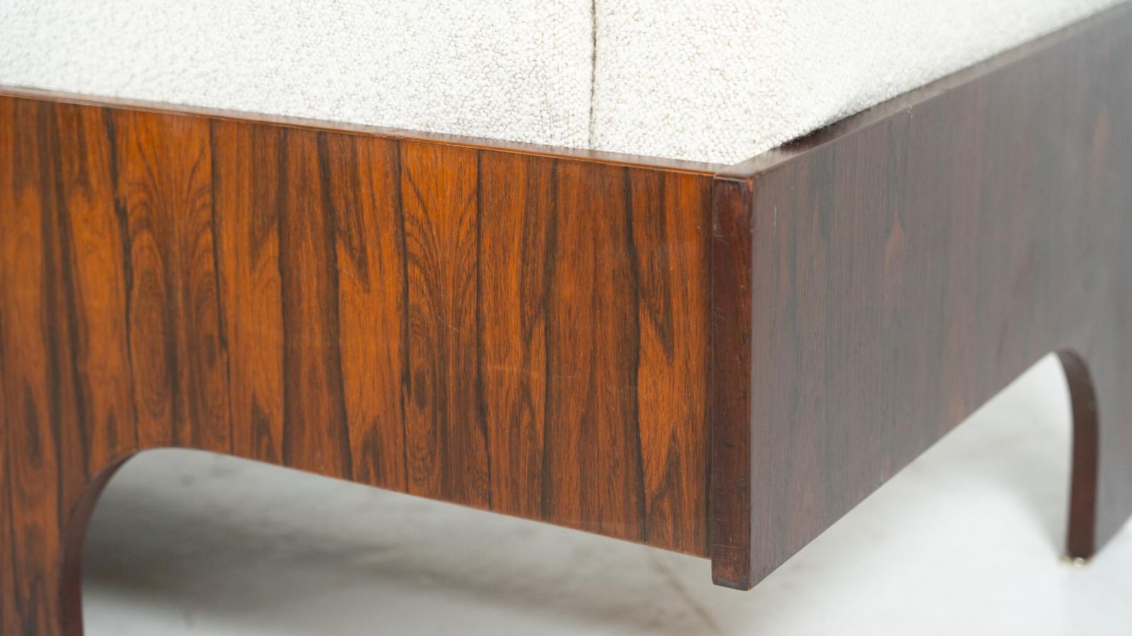 photo furniture Mid Century Sofa Oriolo By Claudio Salocchi For Sormani Wood And White Fabric