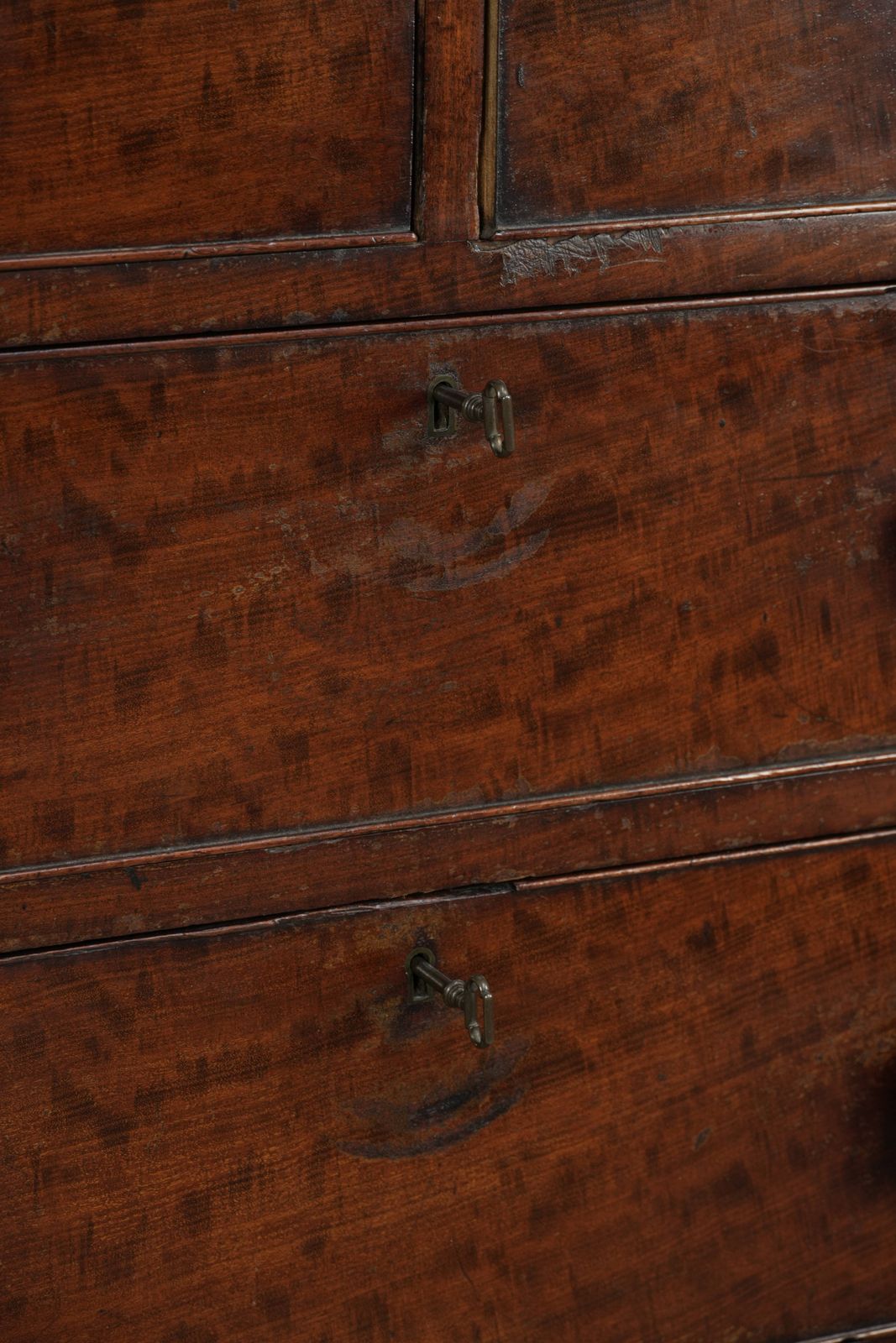 photo furniture Statige Antieke Mahonie Ladekast Uit De 19e Eeuw Met 5 Lades En Warme, Donkere Tinten.