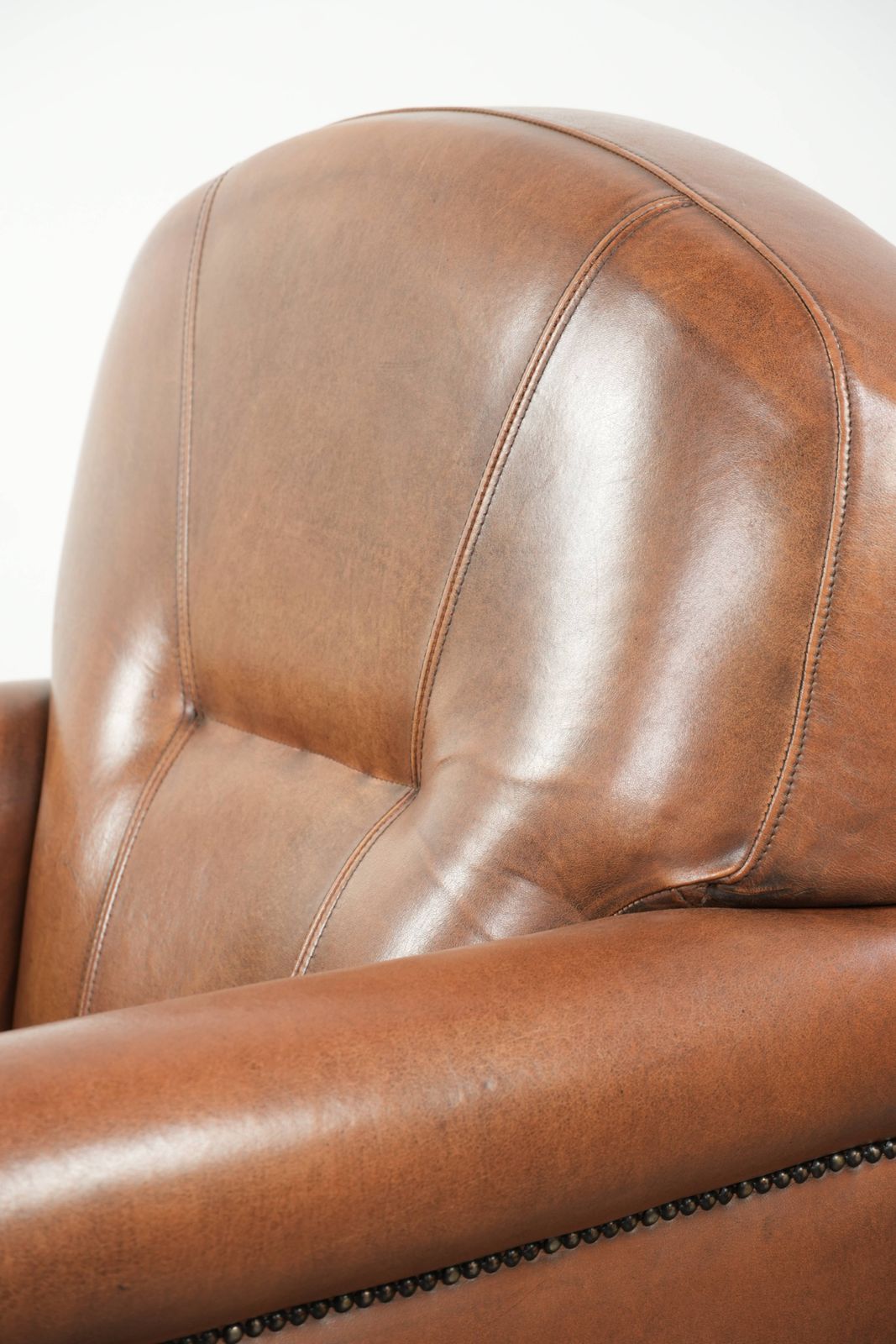 Meubels Statige Fauteuil In Goede Staat, Bekleed Met Schapenleer En Afgewerkt Met Siernagels. photo
