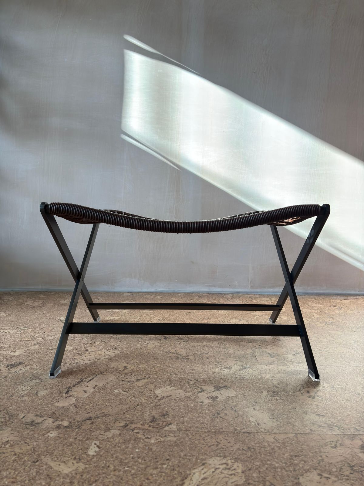 Flexform ‘Peter’ Stool By Antonio Citterio In Woven Cowhide And Burnished Metal Frame (Italian Modern / Contemporary) photo vinterior