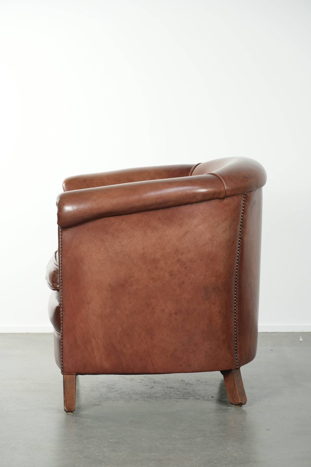 Leren Club Fauteuil In Donker Cognac – Engelse Stijl Met Decoratieve Siernagels. photo 929.0
