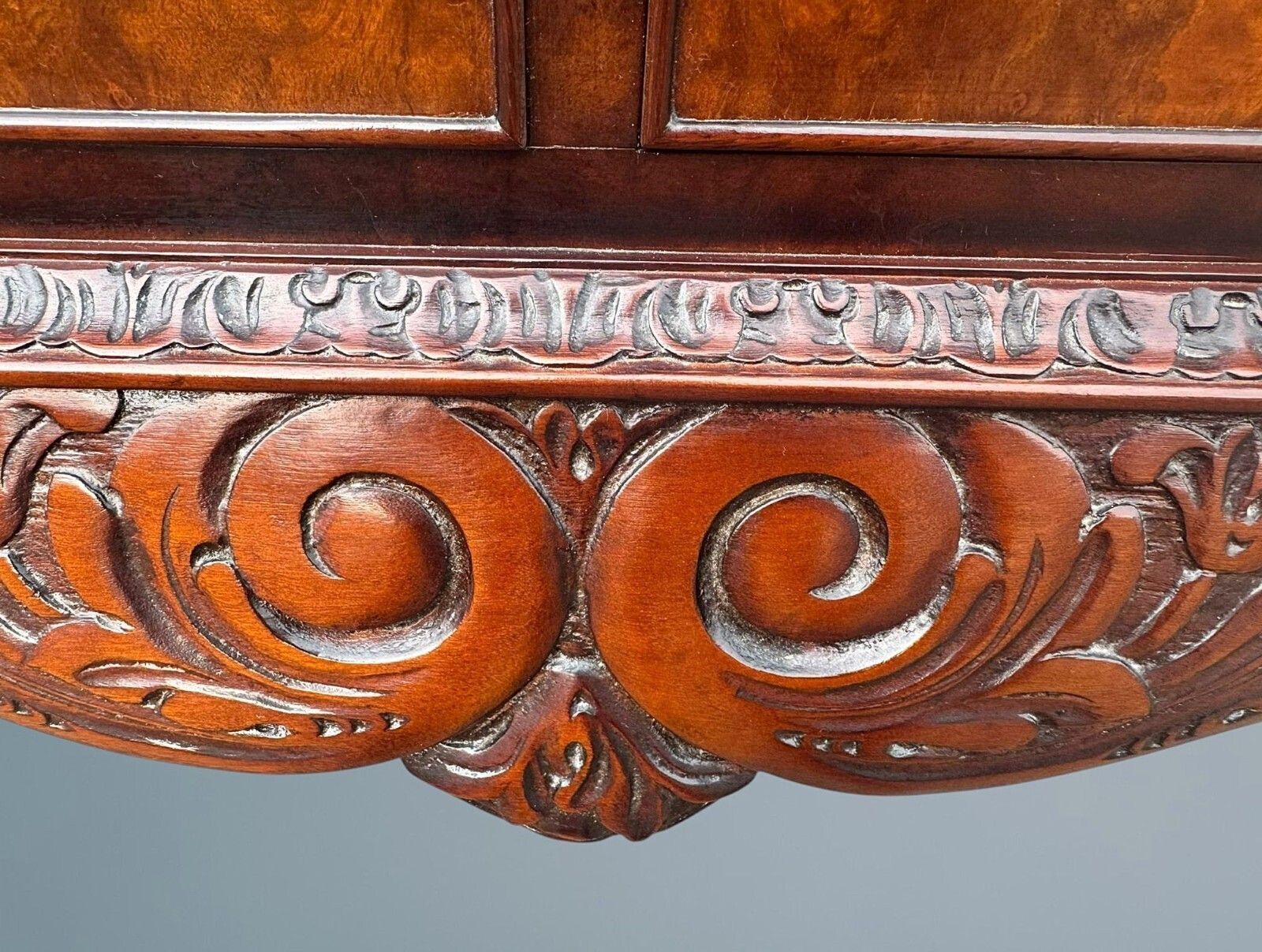 photo vinterior Queen Anne Style Burr Walnut Cocktail Cabinet / Drinks Cabinet