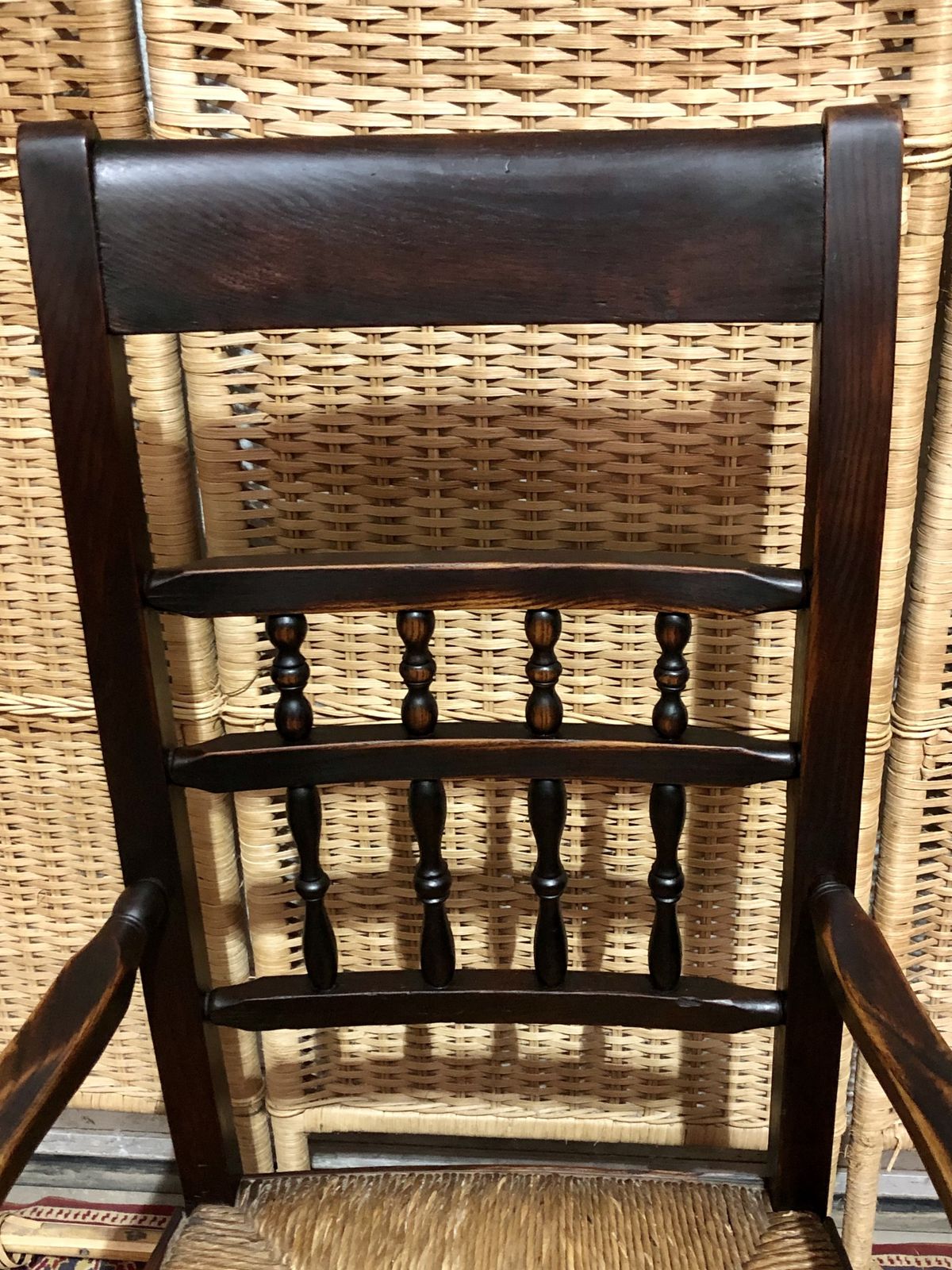 photo vintage Handsome Antique Elm Carver Or Desk Chair