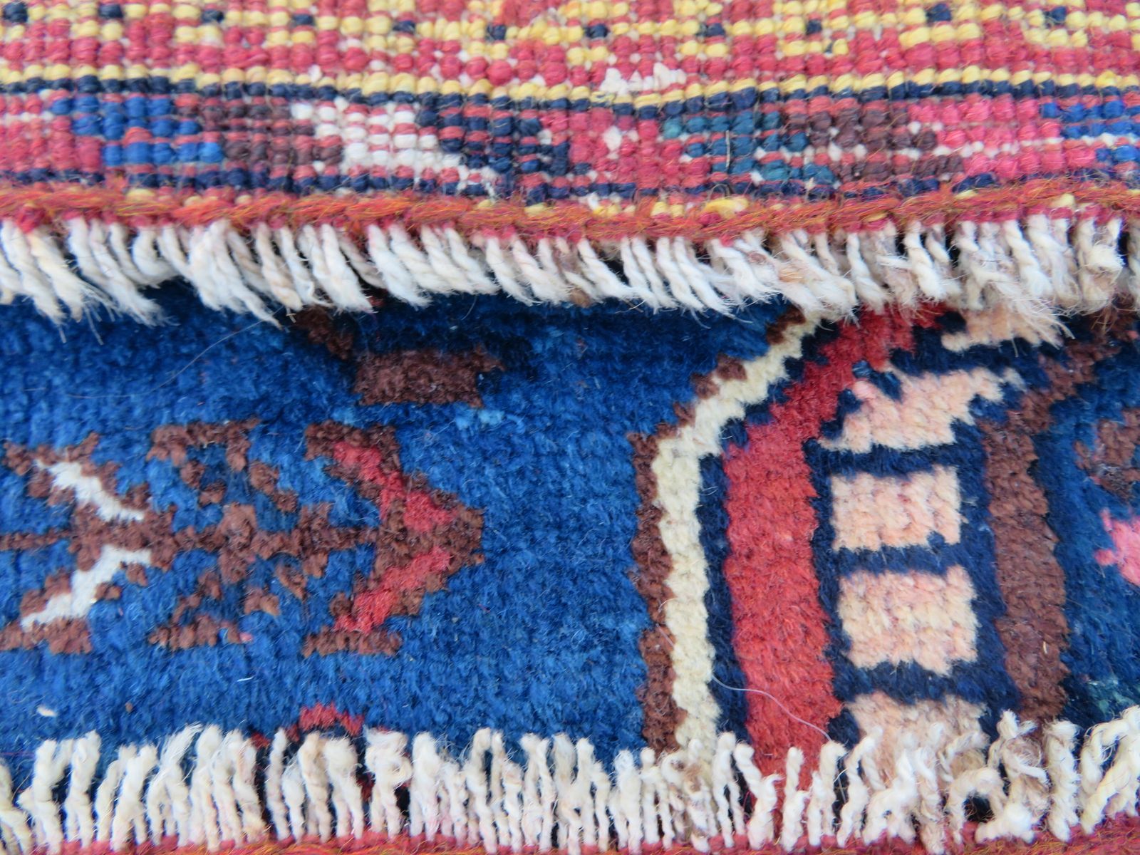 photo vintage Collectors Early Antique Tribal Rug. 145cm X 120cm.