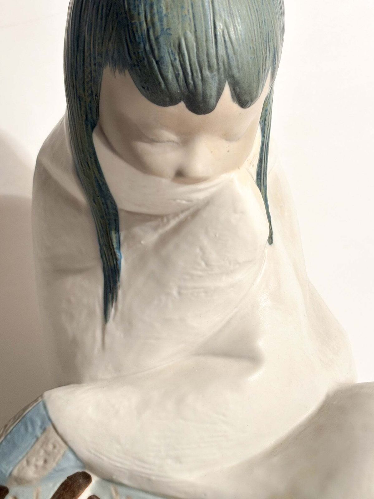 photo buy Stoneware Eskimo Sculpture By Juan Huerta For Lladró 1990s