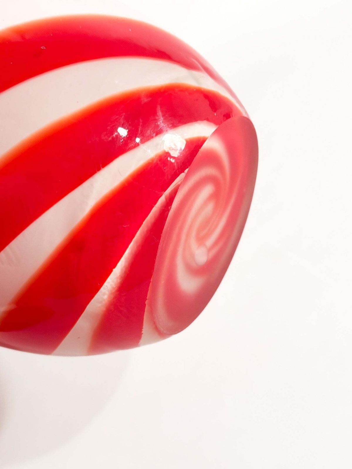 photo vinterior 1980s White And Red Murano Glass Handkerchief Vase