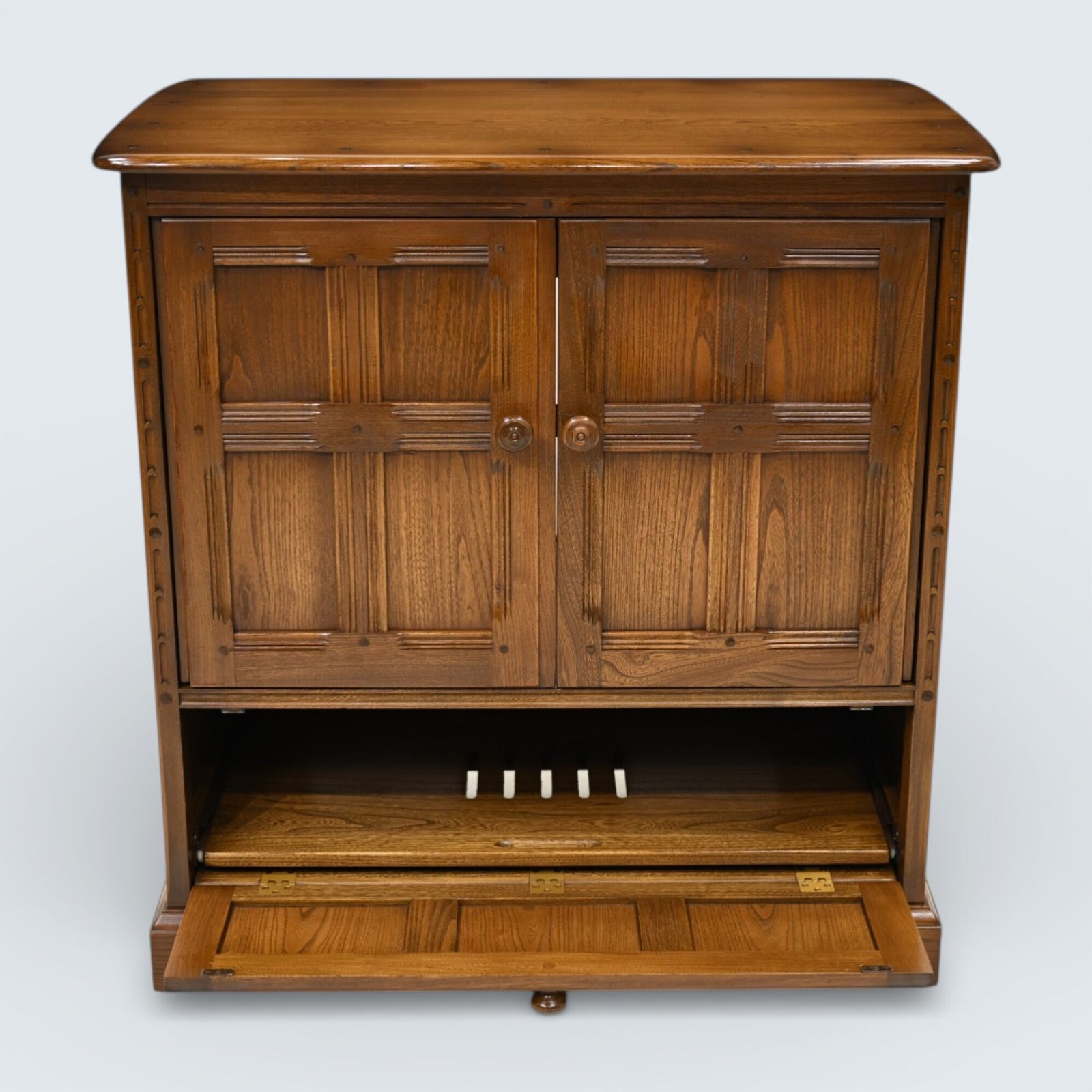 photo furniture Ercol Mural Tv Video Cabinet Golden Dawn Corner Flap Model 839 Free Uk Delivery