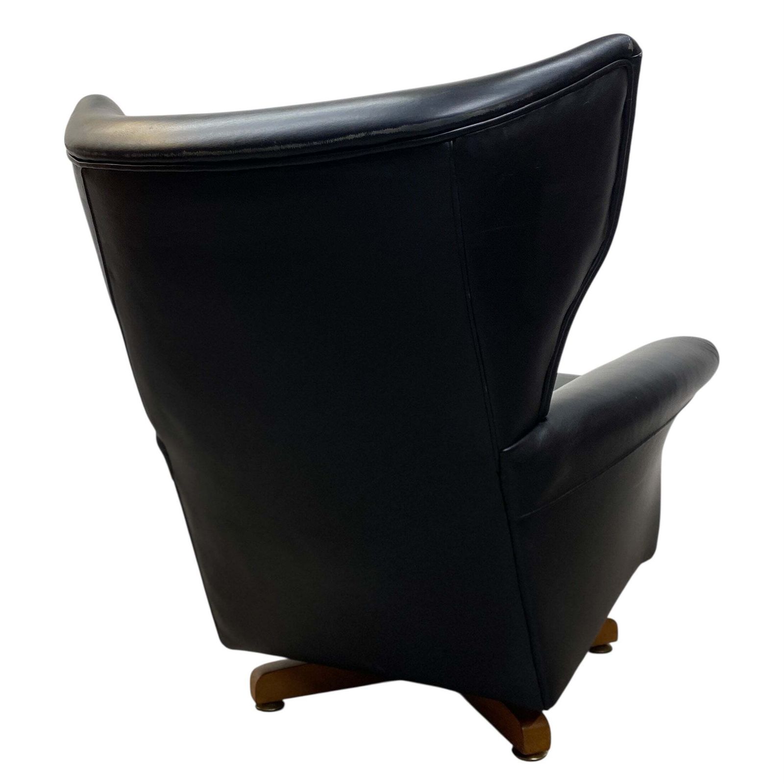 Vono "Model 6250 Style" Wing Back Swivel Chair. photo 1820.0