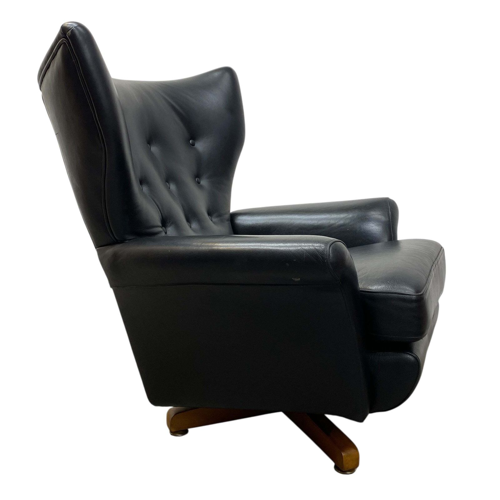 Vono "Model 6250 Style" Wing Back Swivel Chair. photo vintage