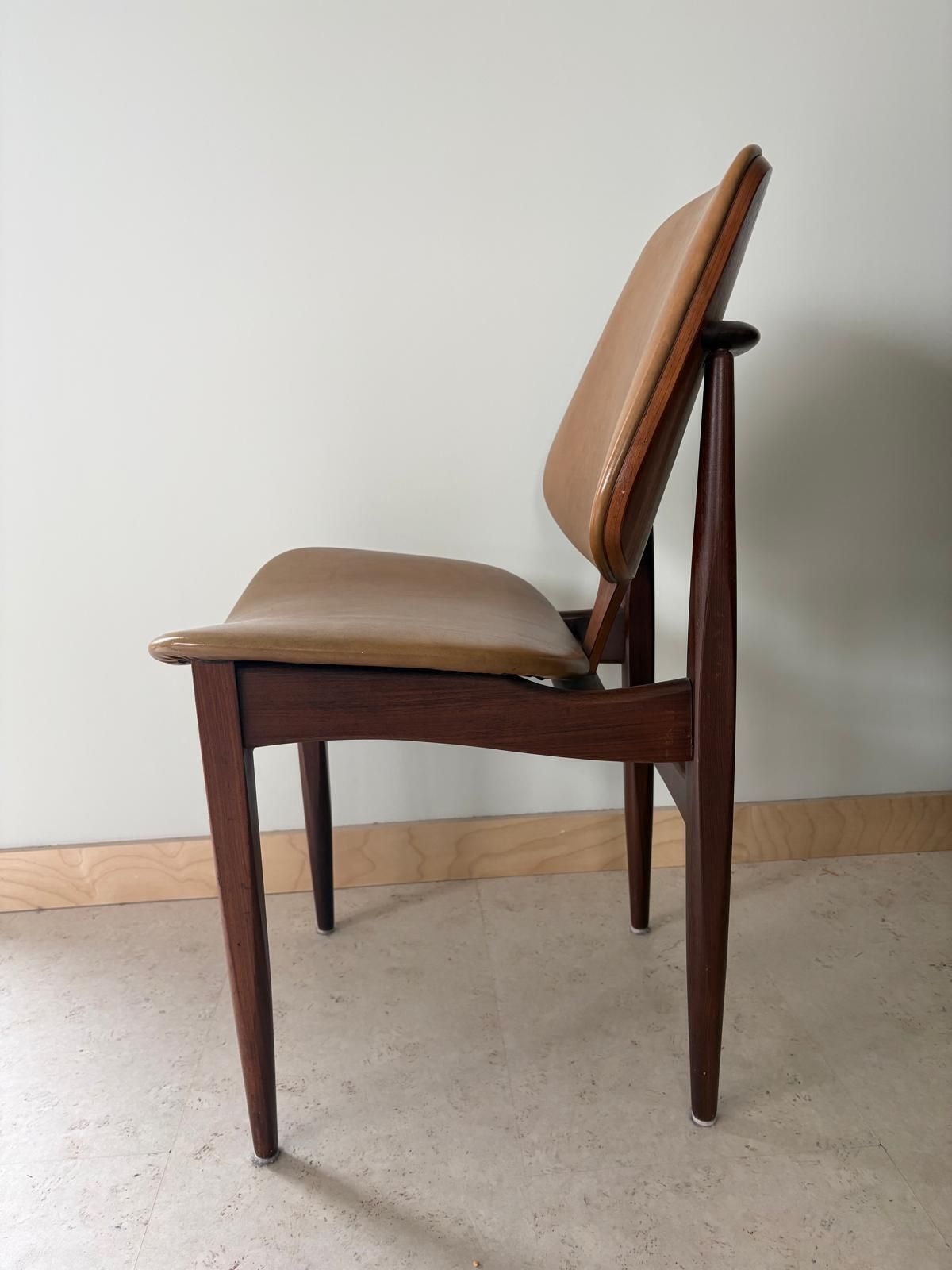 Pair Of Elliotts Of Newbury Teak And Leather Dining Chairs photo 400.0