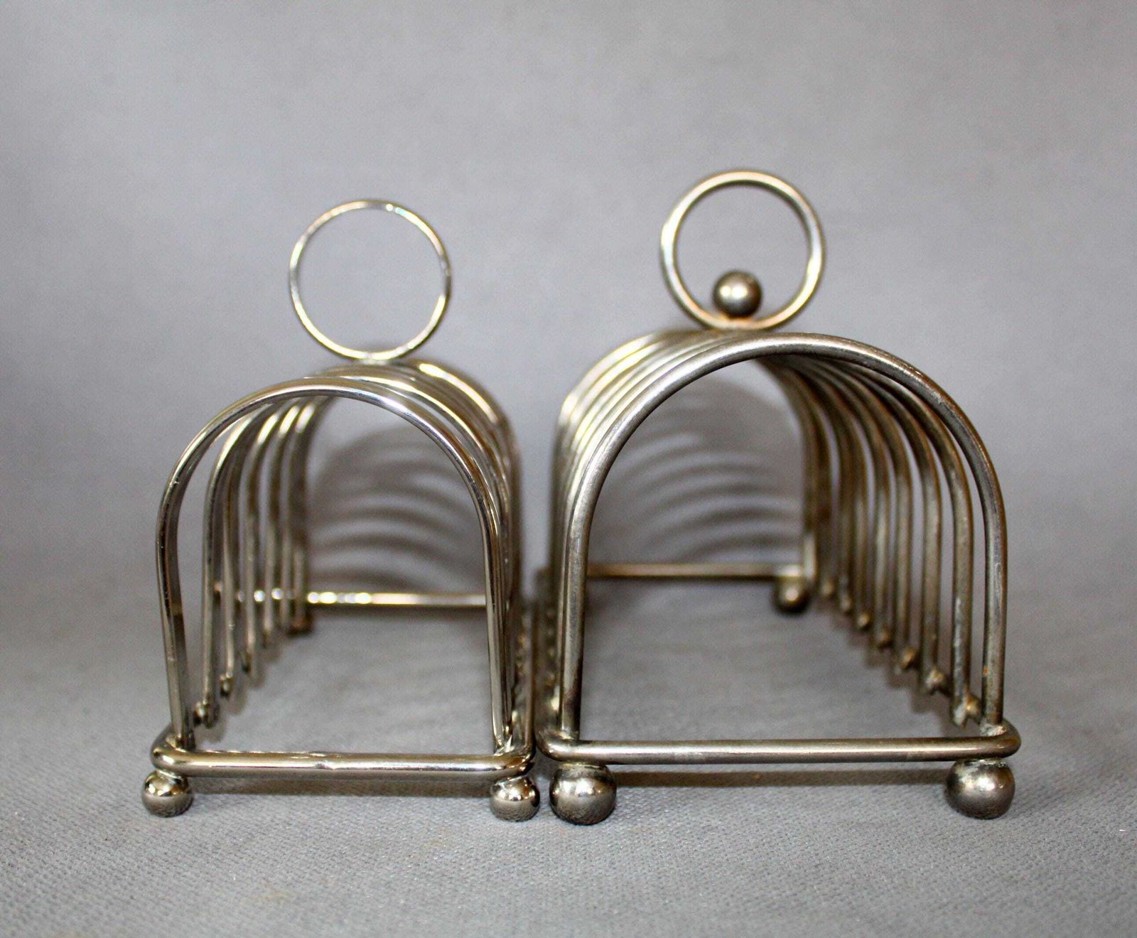 Set Van 2 Vintage Verzilverde En Chromen Toastrekken, Voor 6 En 8 Sneetjes, Geschikt Als Toastrек, Servethouder, Bordhouder Of Bureauorganizer photo furniture