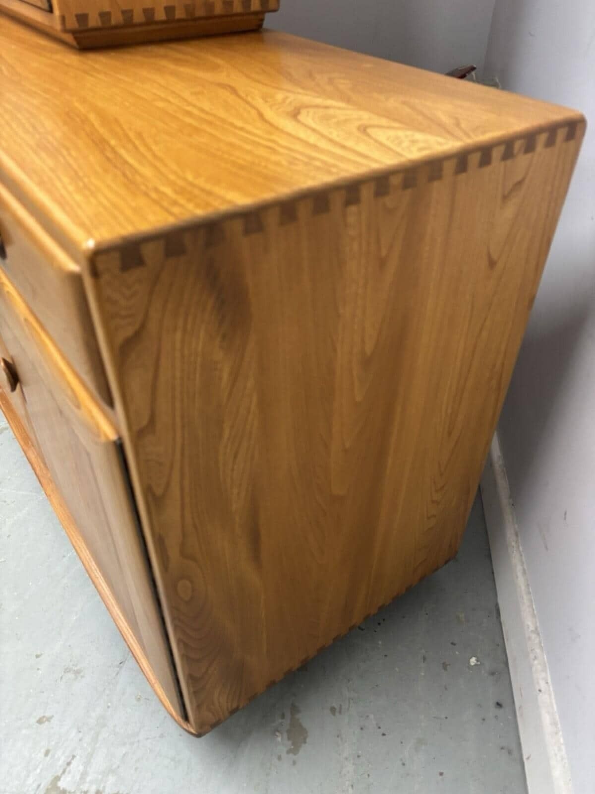 photo vinterior Ercol Windsor Elm Sideboard With Glazed Display Top On Castors – Vintage Cabinet