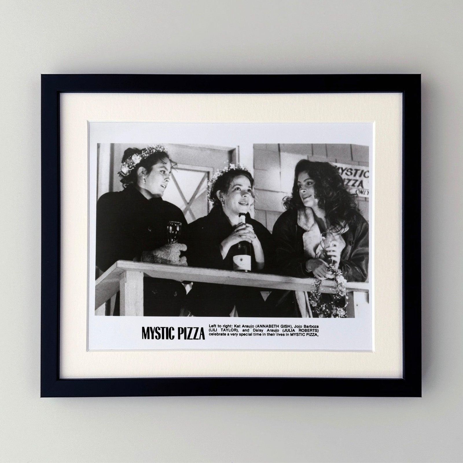 Photo de presse du film Mystic Pizza (1988), encadrée photo furniture