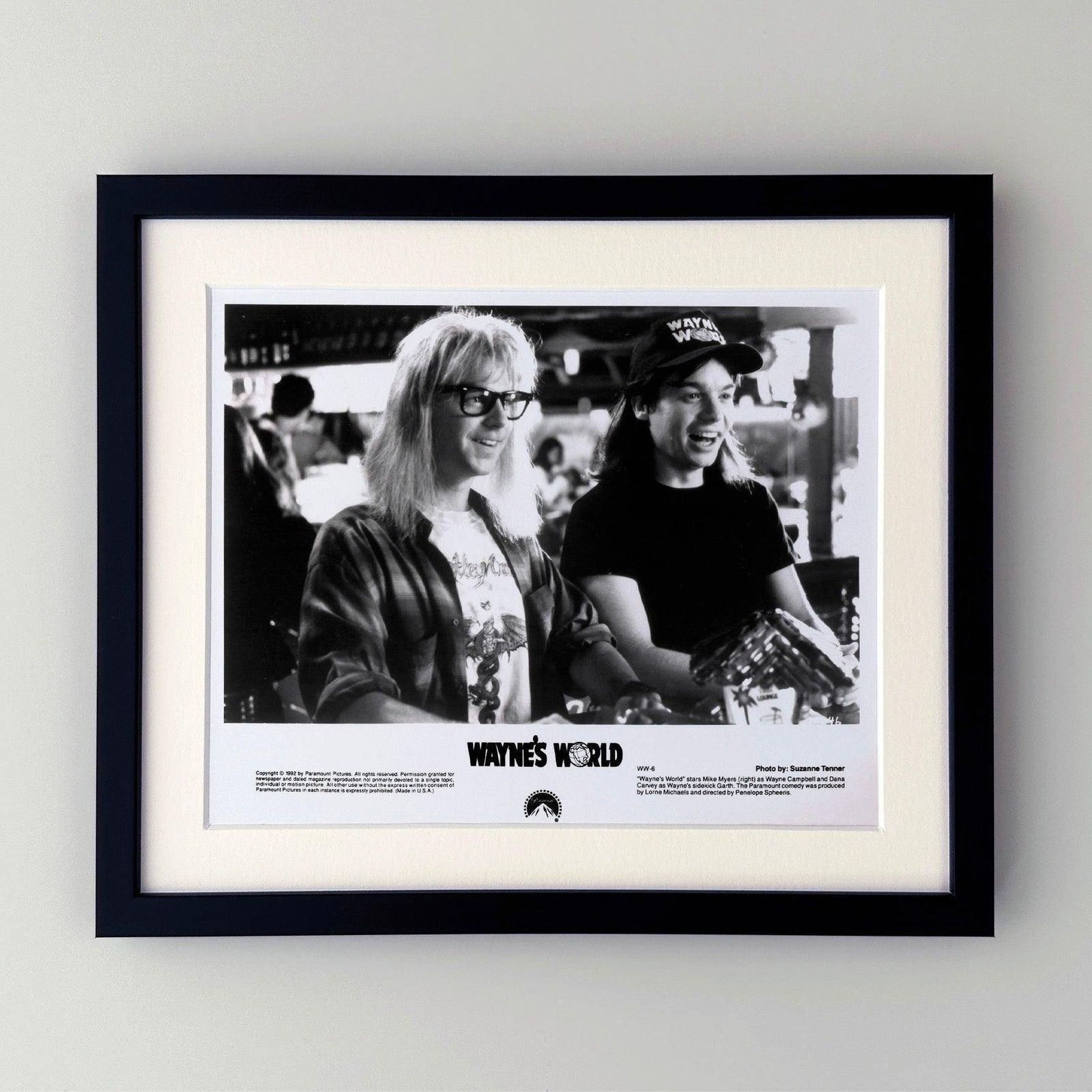 Photographie de presse du film Wayne's World (1992), encadrée photo furniture