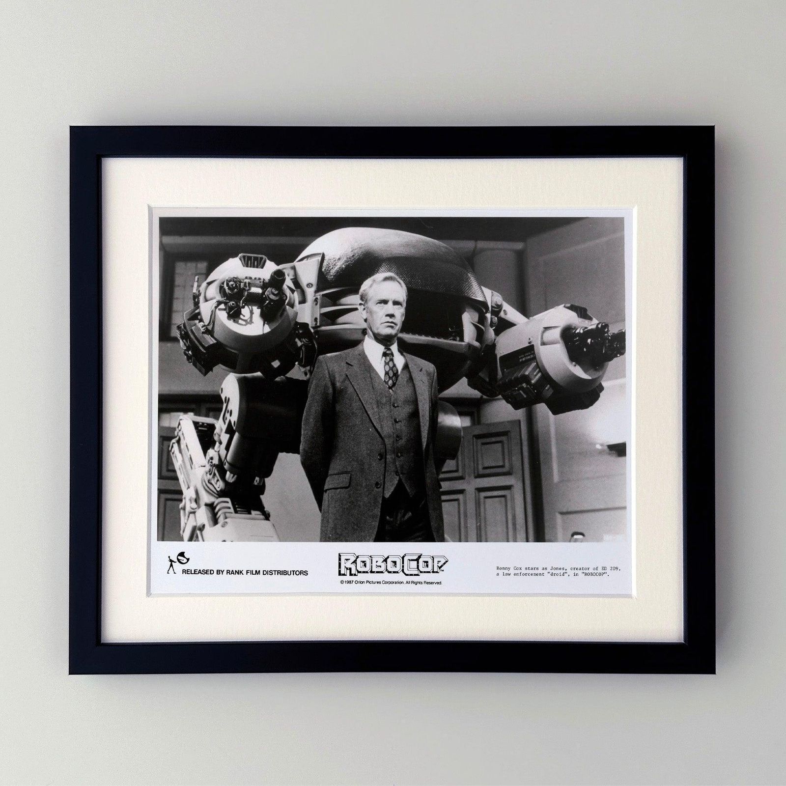 Photo de presse du film Robocop (1987), encadrée photo furniture