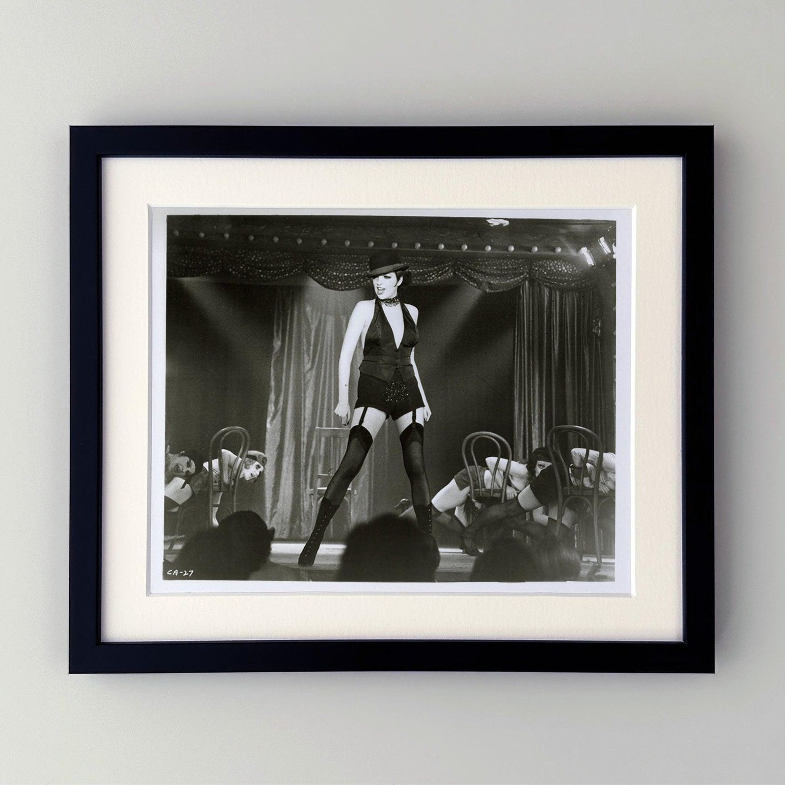 Photographie de presse du film Cabaret (1972), encadrée photo furniture