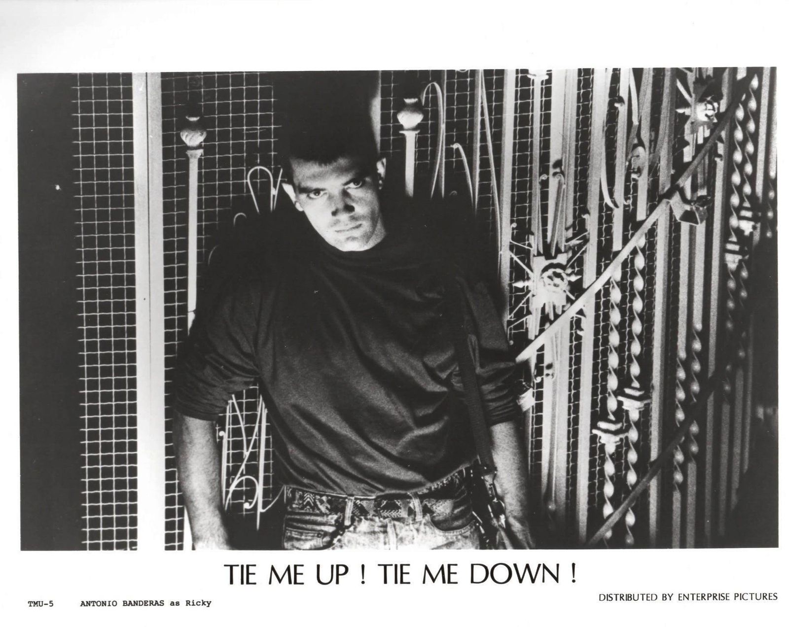 Photogramme de presse du film *Tie Me Up! Tie Me Down!* (1989), encadré photo Art