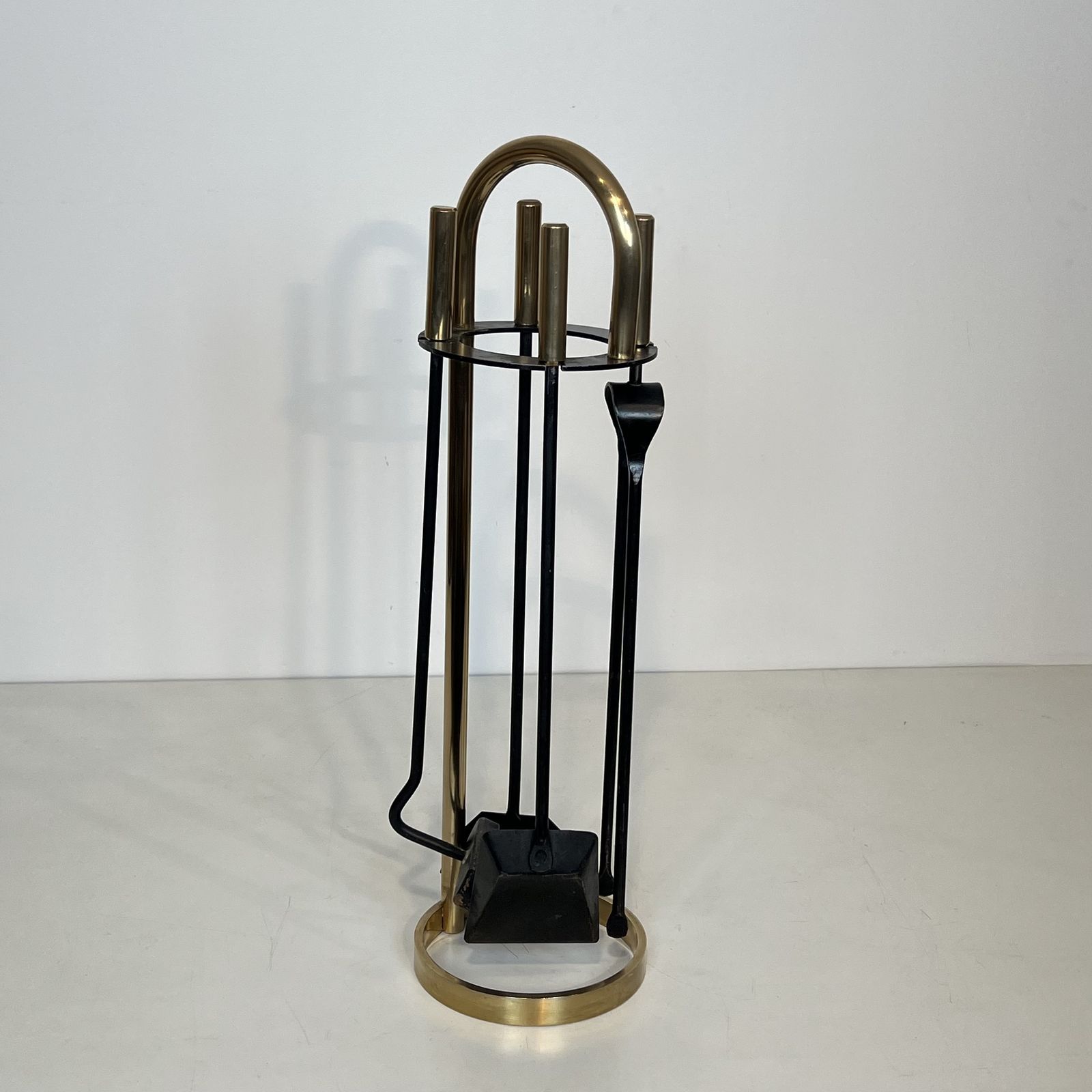 photo furniture Fire Set Designer Style In Black Lacquered Metal And Brass