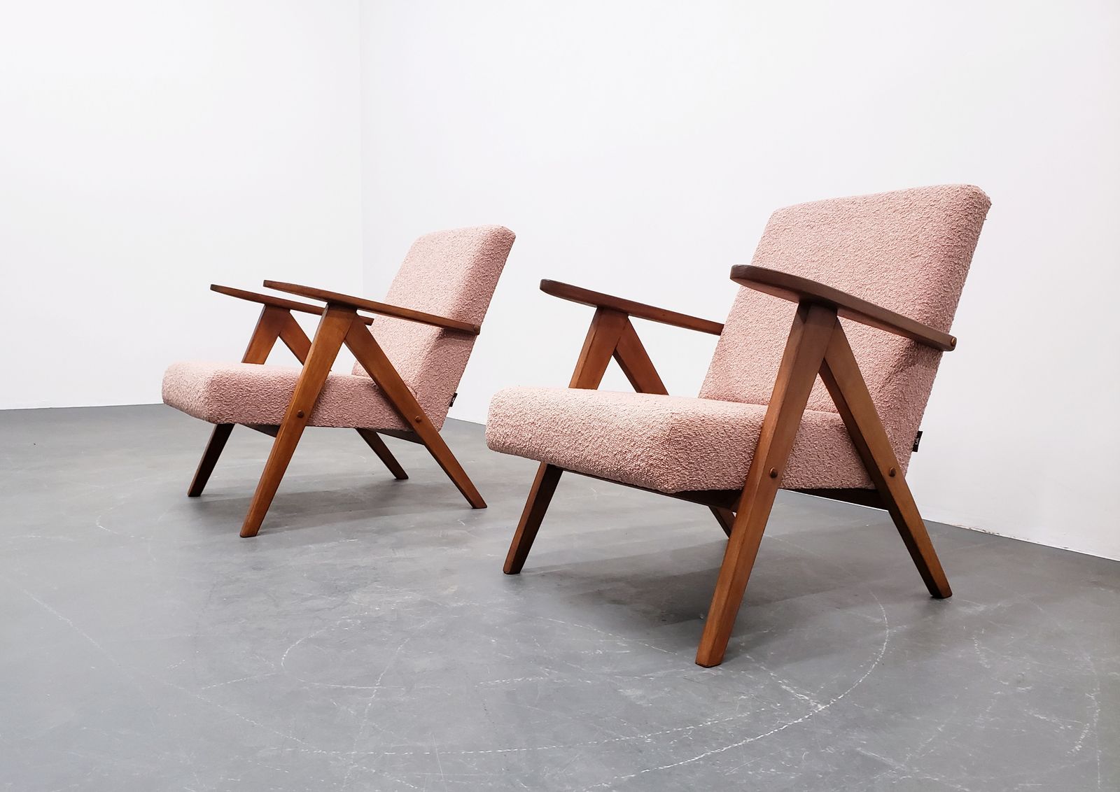 Mid Century Easy Chair Model B   310 Var In Pink Boucle photo 550.0