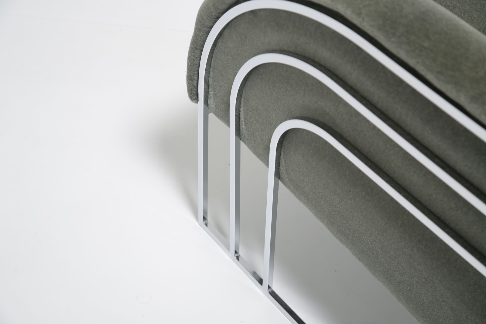 photo vintage Pair Of Mid Century Mohair And Chrome Framed Decorator Armchairs By George Mergenov, 1970s.