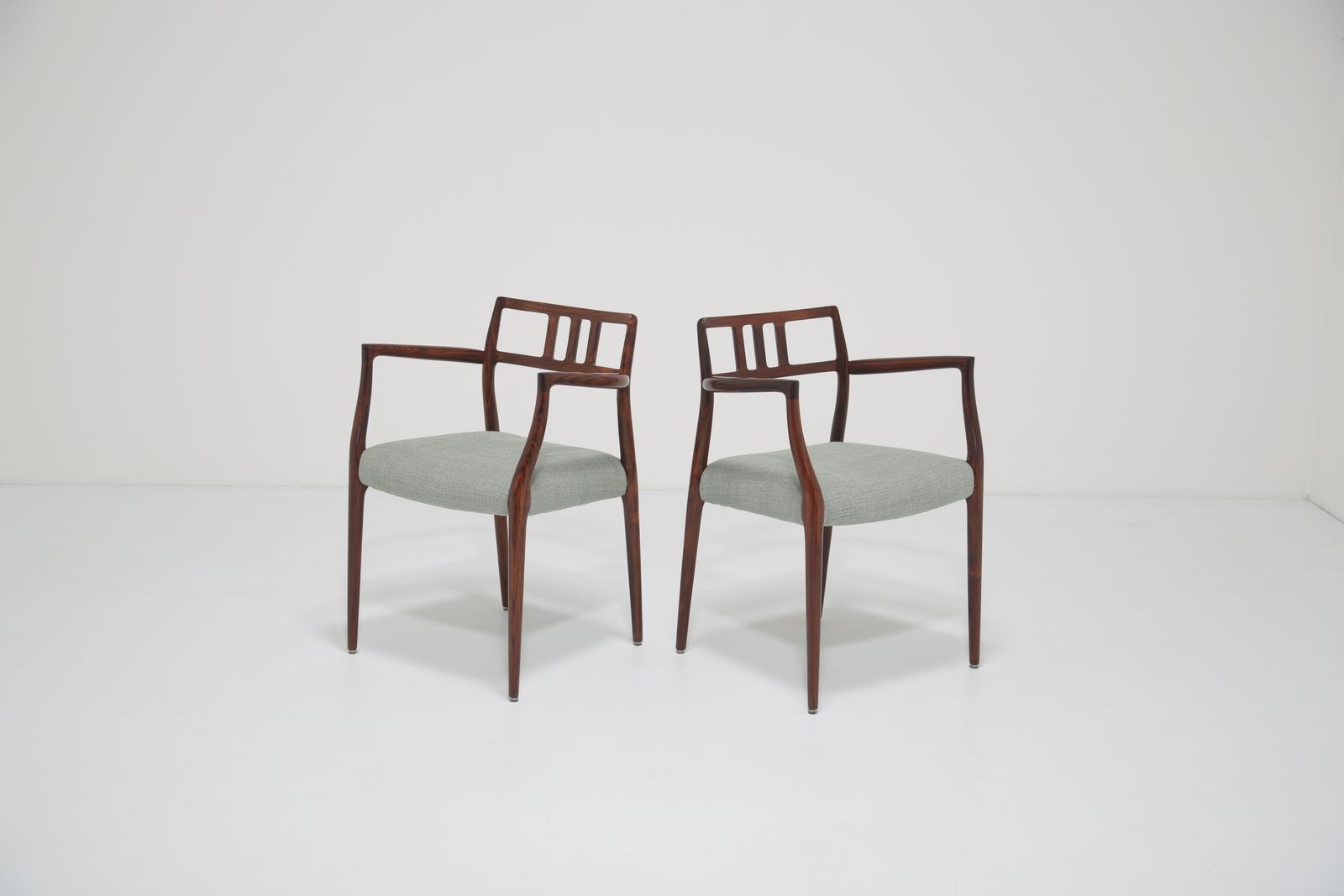 Meubels Niels Otto Moller Model 64 & 79 eetkamerstoelen: set van 8 in massief palissander en natuurlijk linnen, voor J.L. Mollers Mobelfabrik, ca. jaren 1960 photo