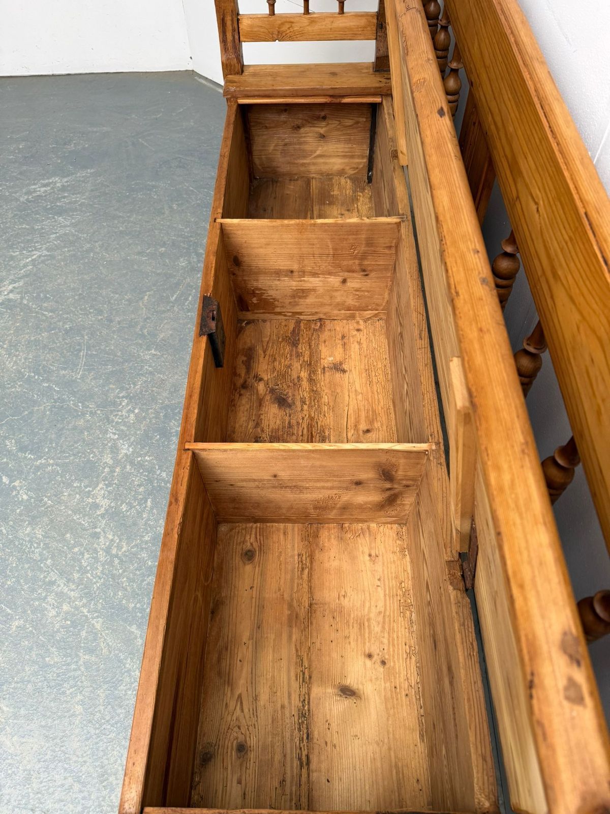 A Lovely Original Hungarian Antique Pine Waxed Spindled 2/3 Seater Bench photo vinterior