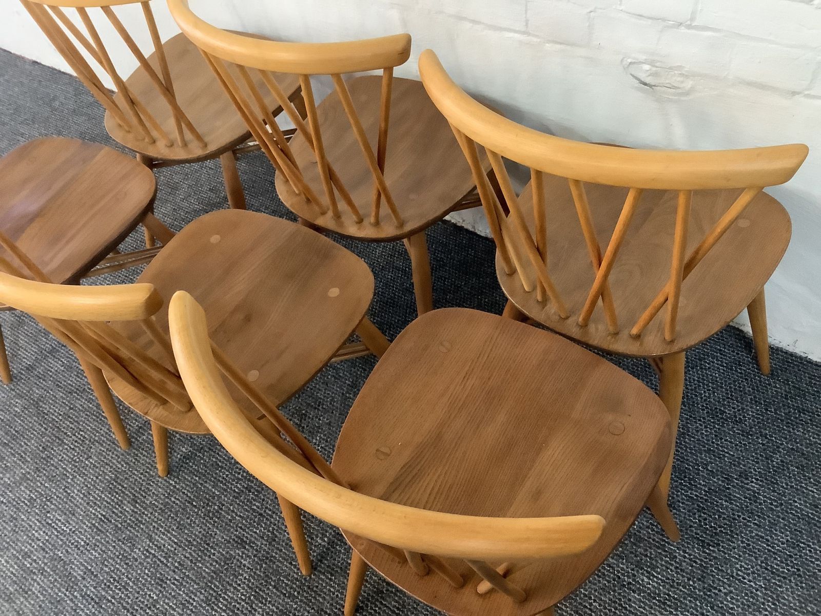 photo vintage Set Of Six Ercol Windsor Candlestick Dining Chairs.