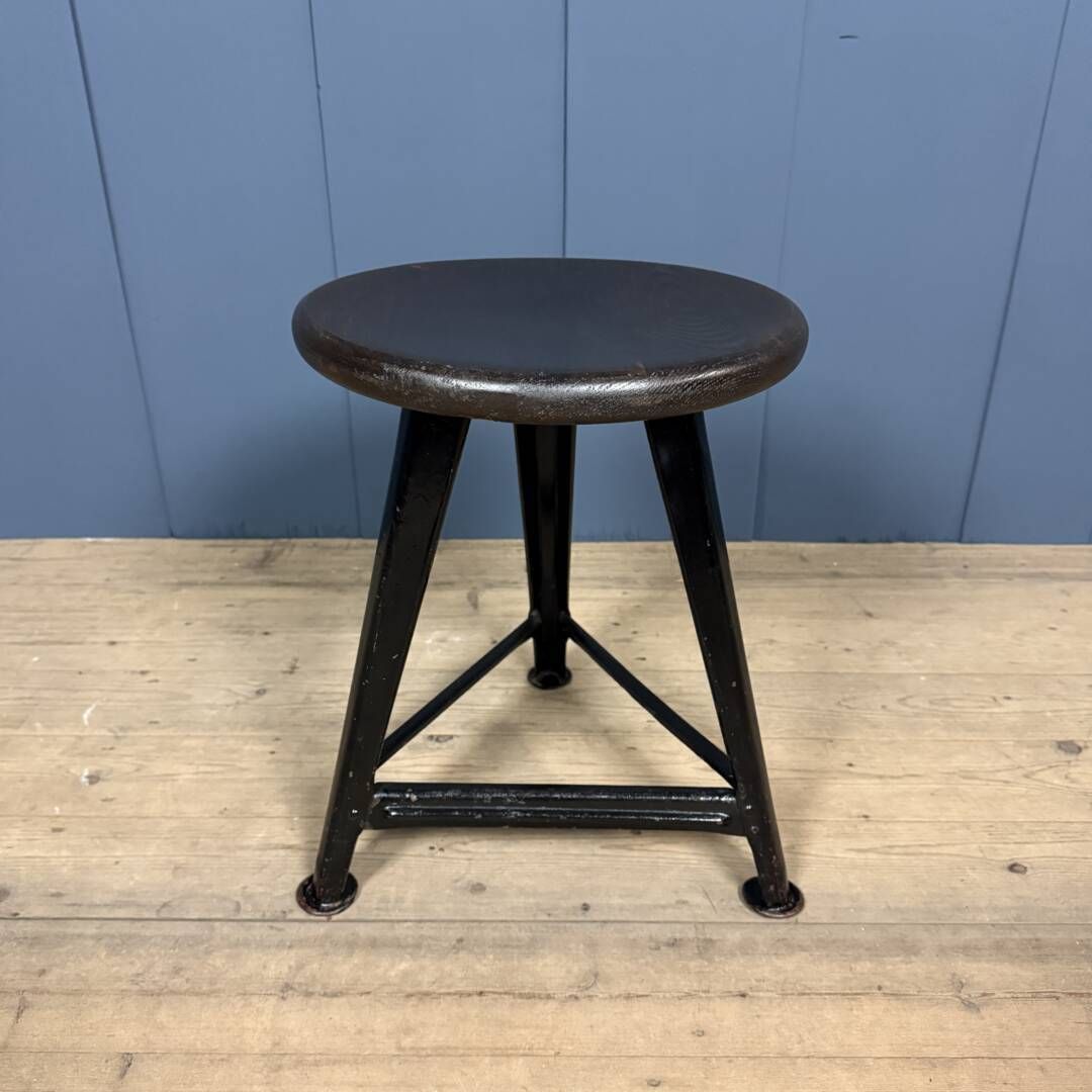 Zwarte Ongemerkte Rowac Kruk Met Donker Houten Zitting photo 275.0