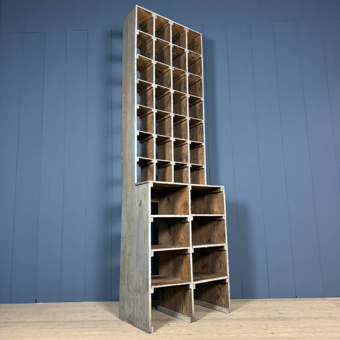 Grote Oude Industriële Houten Werkplaatskast Met Vakken photo vinterior