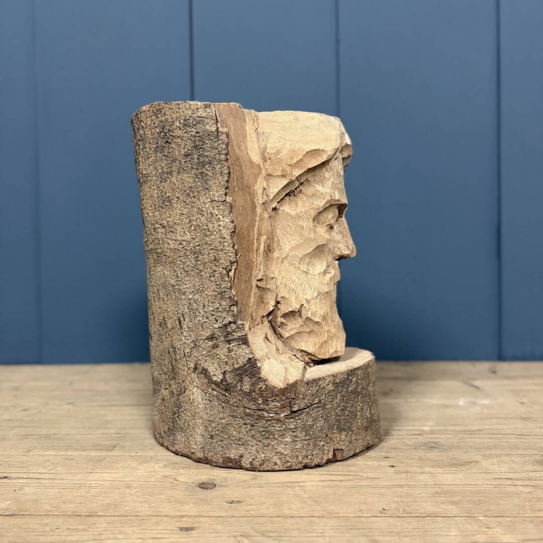 Hoofd Van Een Bebaarde Man, Gesneden Uit Een Boomstam photo buy