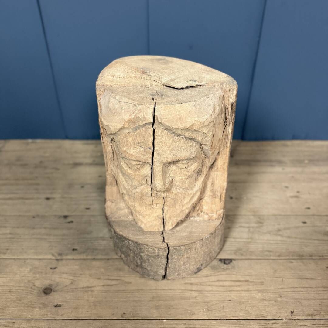 photo furniture Hoofd Van Een Bebaarde Man, Gesneden Uit Een Boomstam